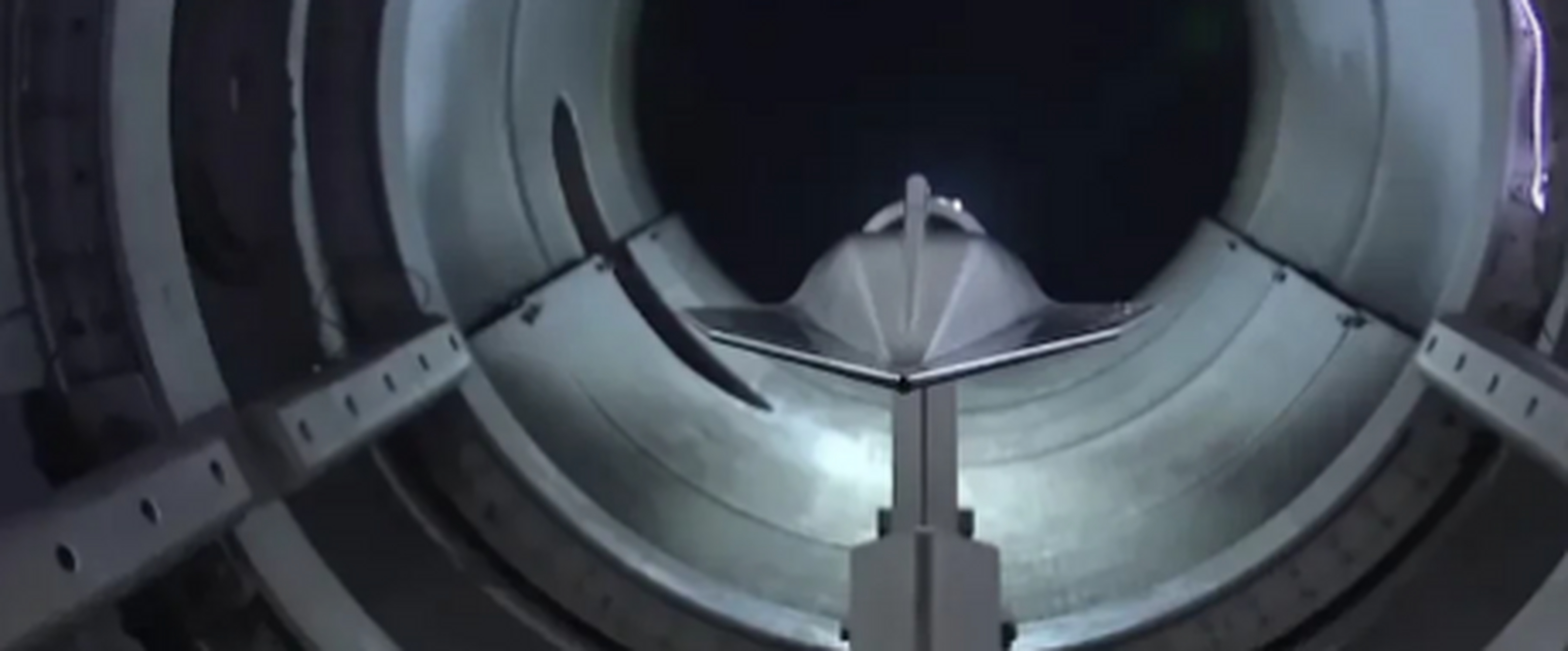 风洞是一种能模拟高速气流测试飞行器的设备,而超高速风洞更是一个