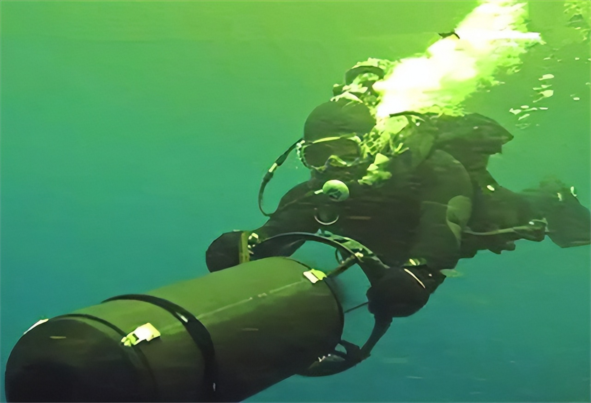 1971年,一队正在执行任务的越南蛙人特种部队,奉命潜入水下接近美国