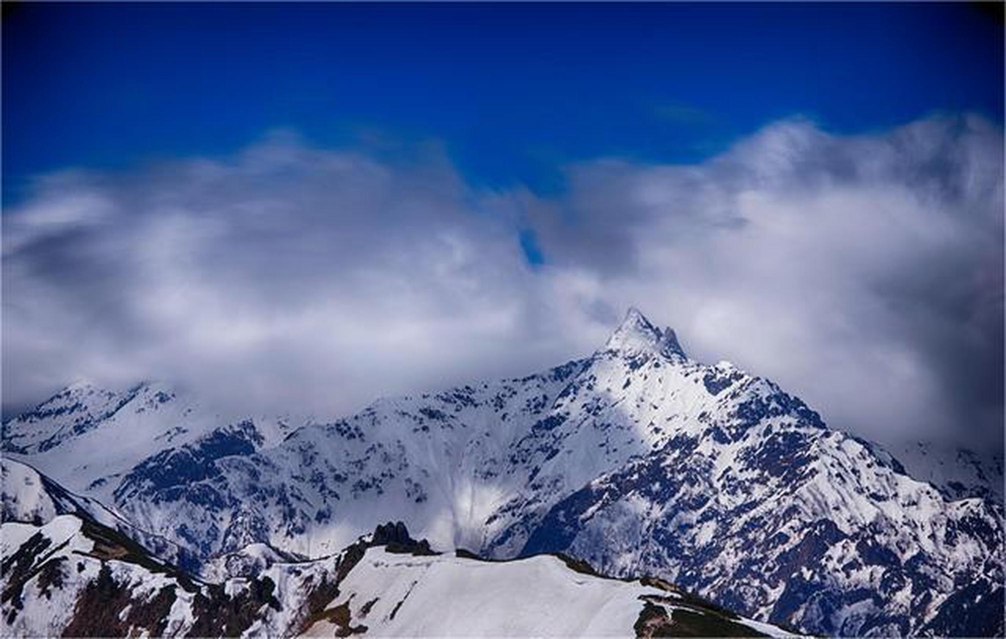 甘孜旅游# #四川旅游# 卡瓦洛日雪山,海拔约为5992米,山顶终年积雪