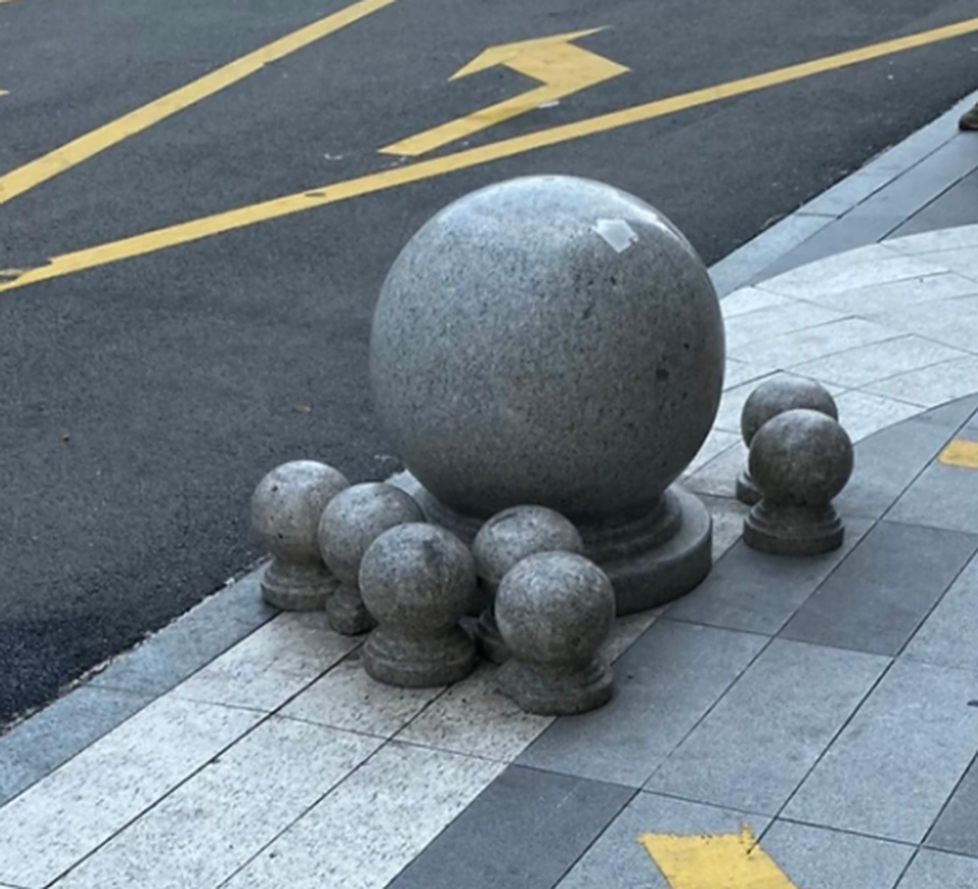 路边的石墩看着好温馨,像极了母亲呵护孩子的画面