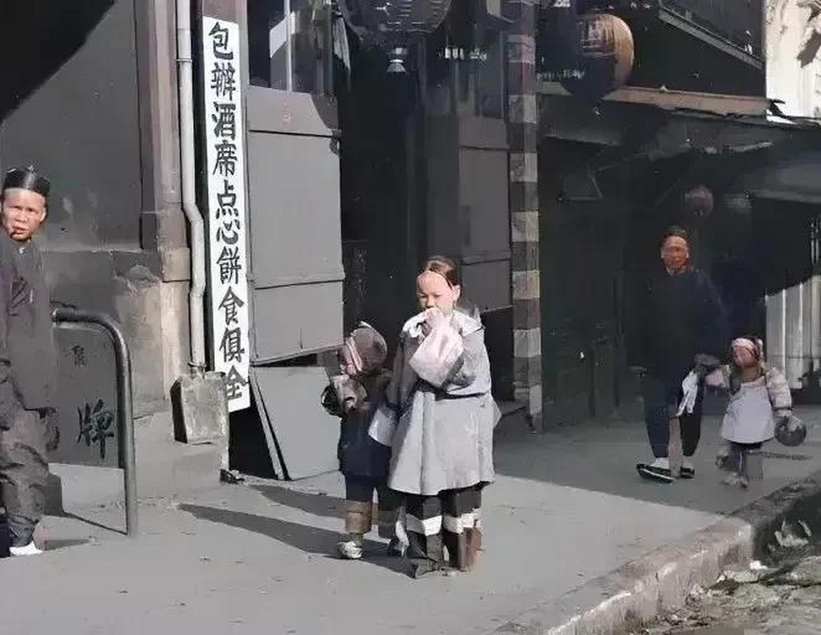 1873年的天津街头景象.