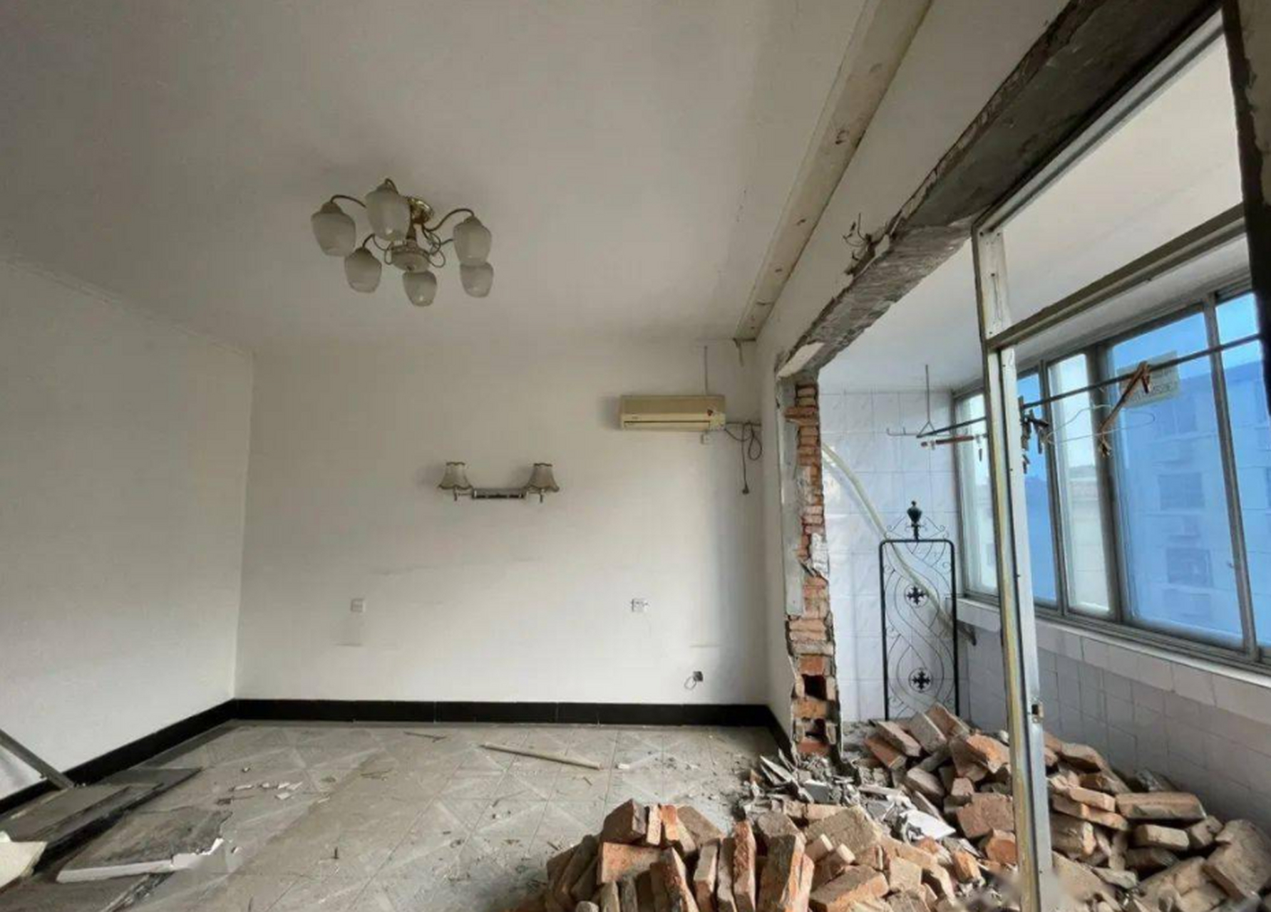 刚买了相邻的两套房子,能否打通?