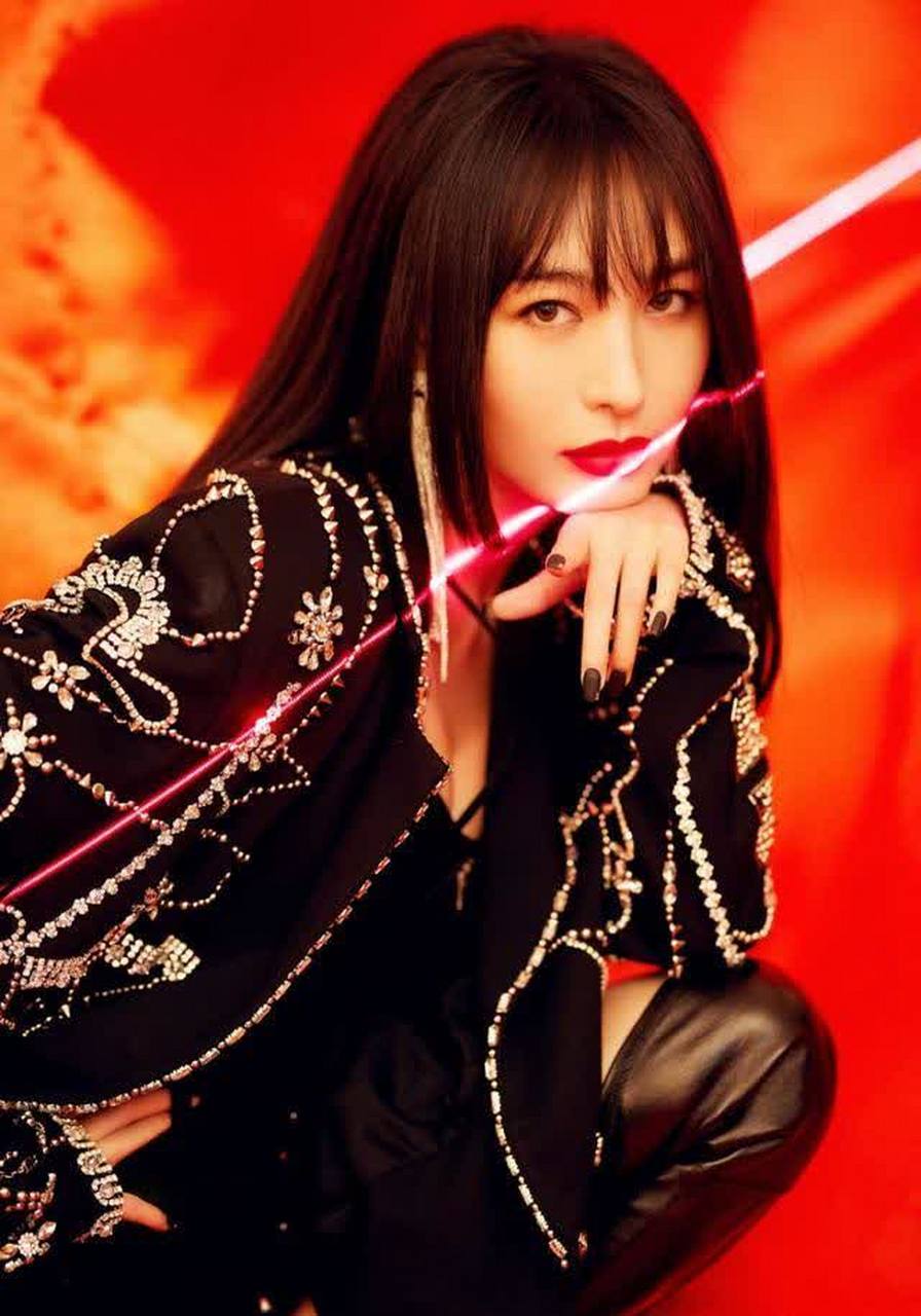 最美前任李菲儿真敢穿,短裙比口袋还要短,好身材一目了然