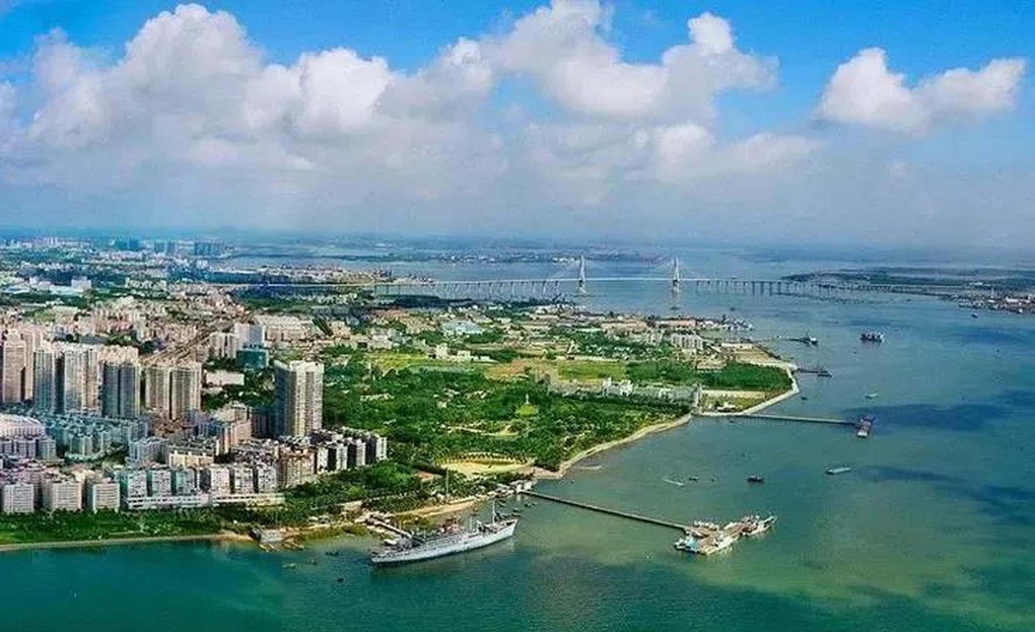 湛江是广东省的一个沿海城市,它拥有得天独厚的地理条件和丰富的自然