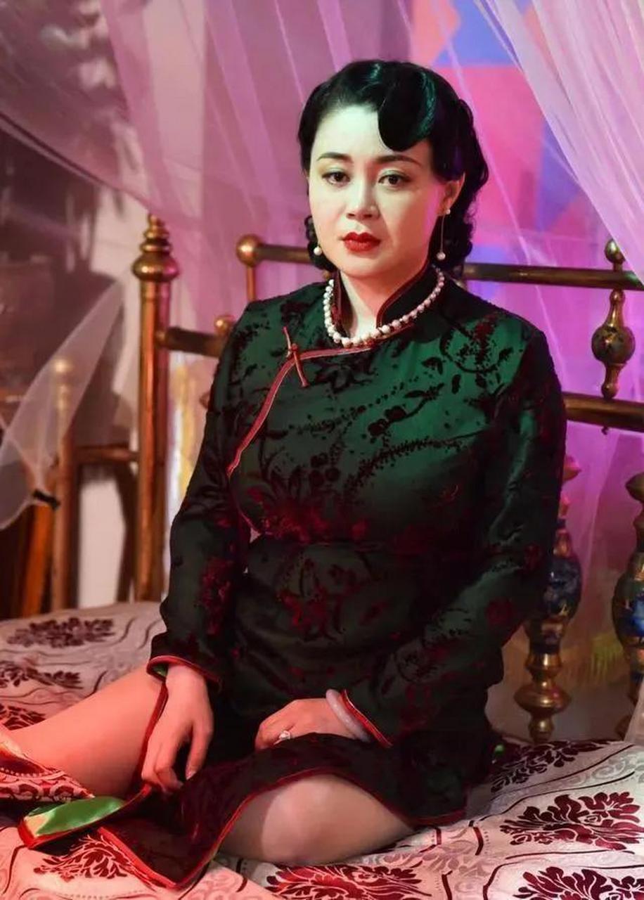 关婷娜再凭身材上热搜!130斤穿旗袍丰腴有致,真正的肥而不腻!