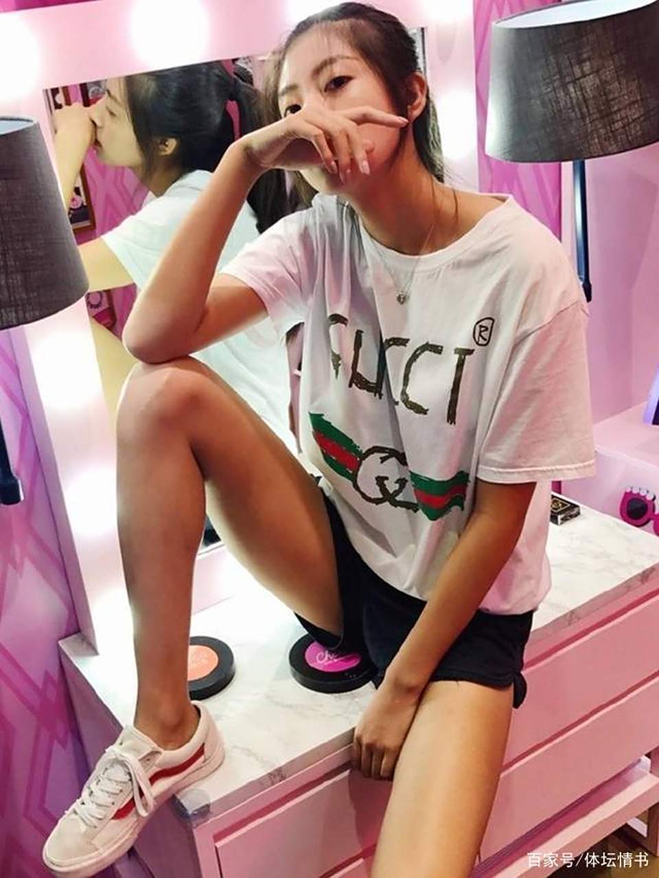 她从小开始接触学习羽毛球,她非常有天赋而且进步很快,通过努力被选入