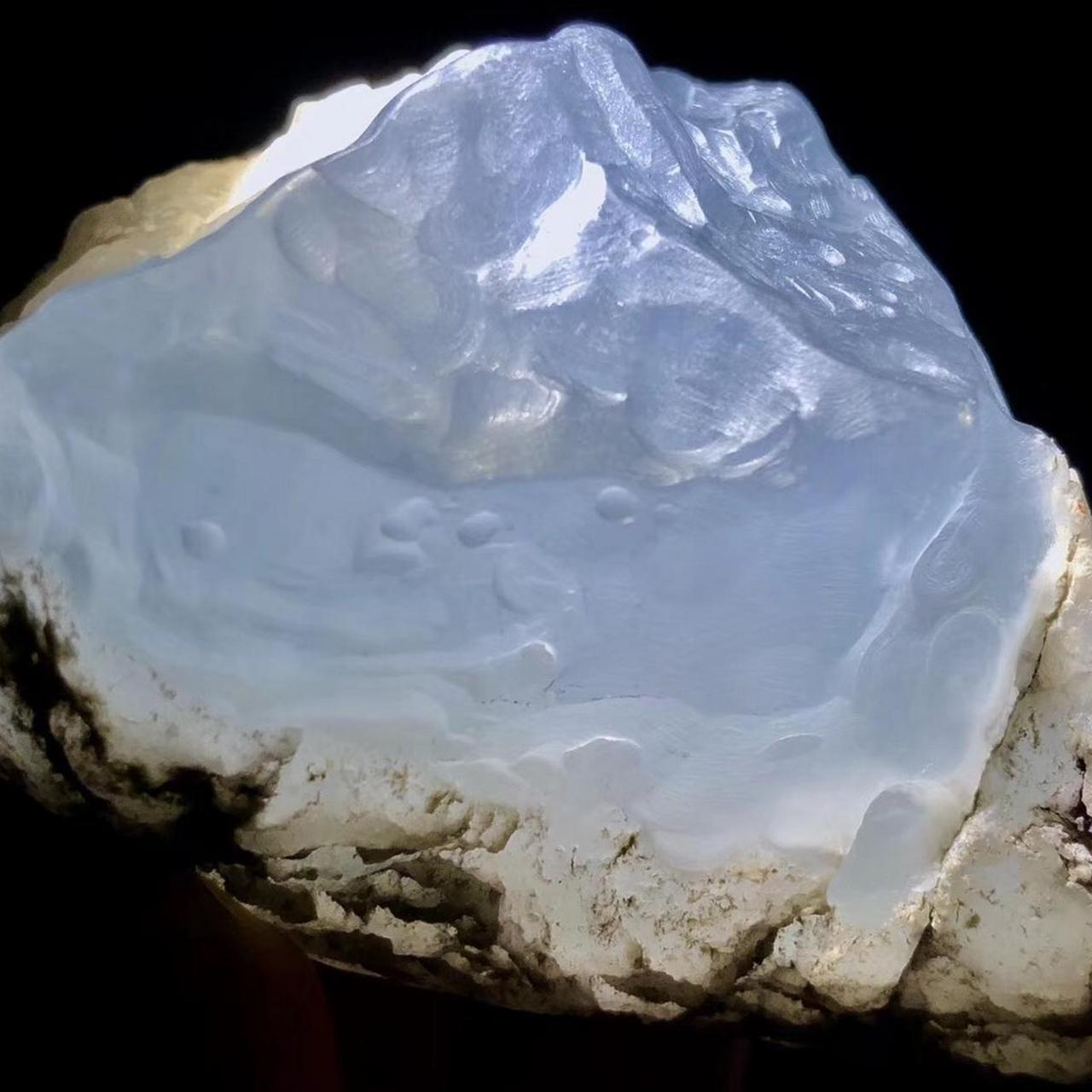 颜色为深绿色,黑色,蓝绿色,斑驳绿色.