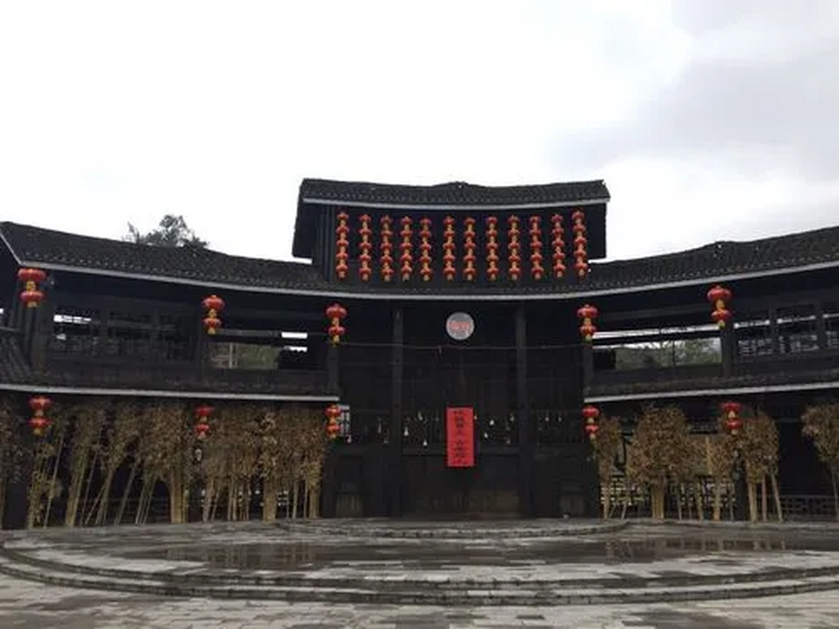 重庆龙潭古寨,位于丰都都督乡,它背依大山,规模不大,但山中缭绕的水汽