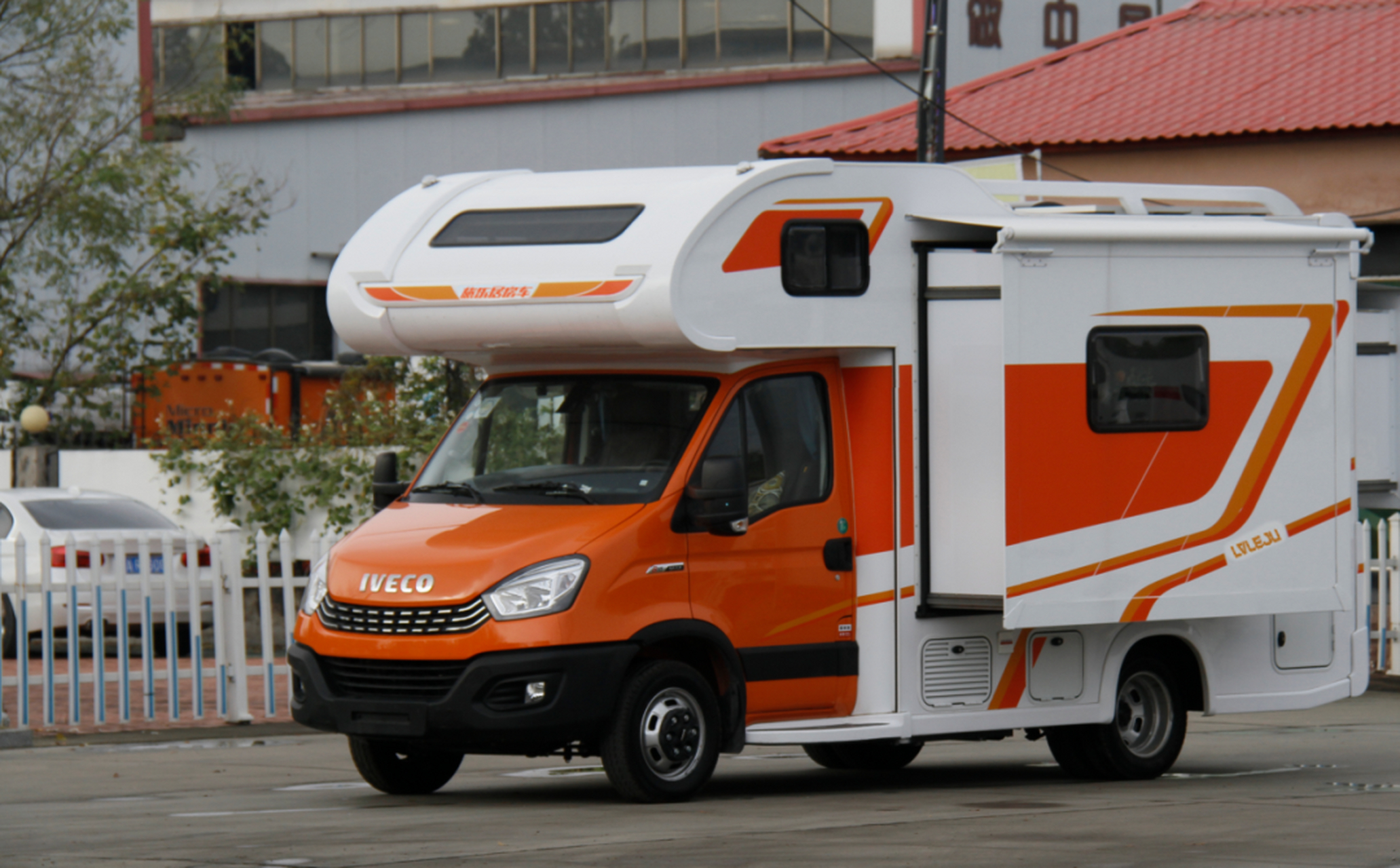 巨威房车依维柯双拓展,外观瞩目,内部设计用心!