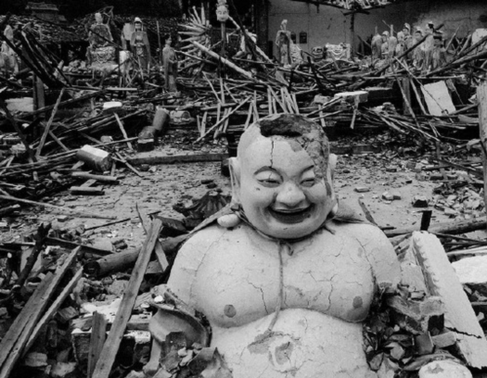 旧照:2008年,四川汶川大地震后的废墟里的佛像!