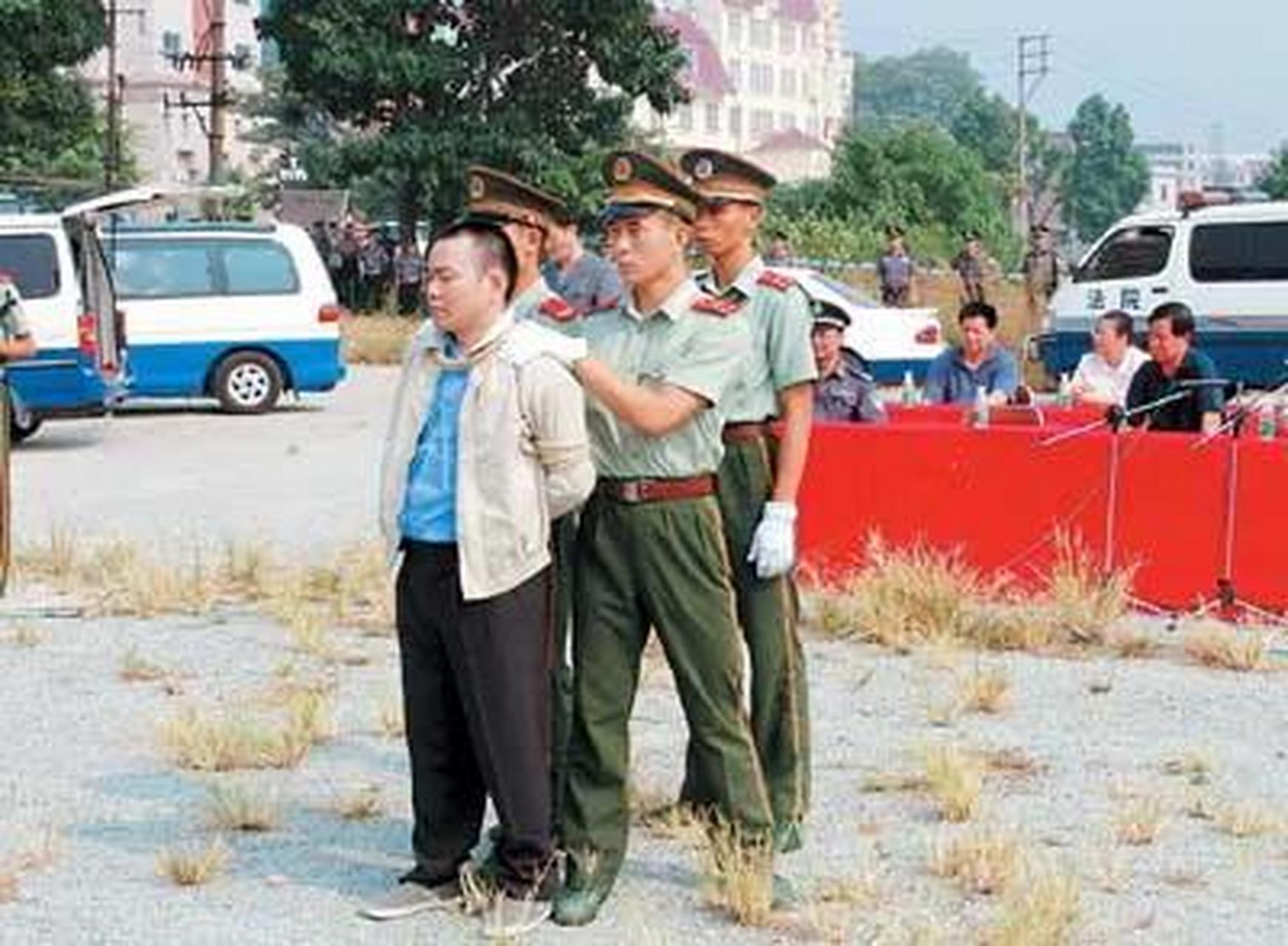 2004年,广州,方晓红被执行死刑前留下了一张老照片.