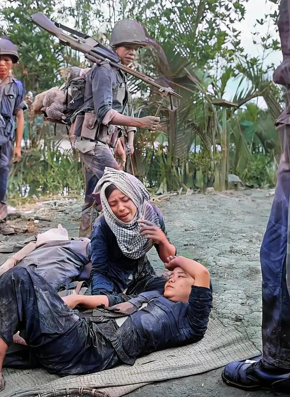 1965年的越南,一位在战斗中负伤的女游击队员,此时身体虚弱的她,无力