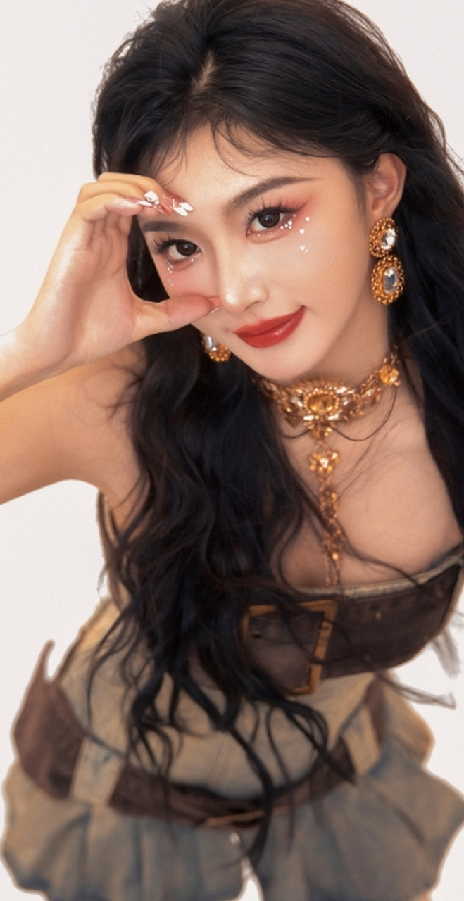 清纯妩媚,甜美优雅的#孔雪儿# 一袭牛仔抹胸裙穿搭,大波浪卷发披肩