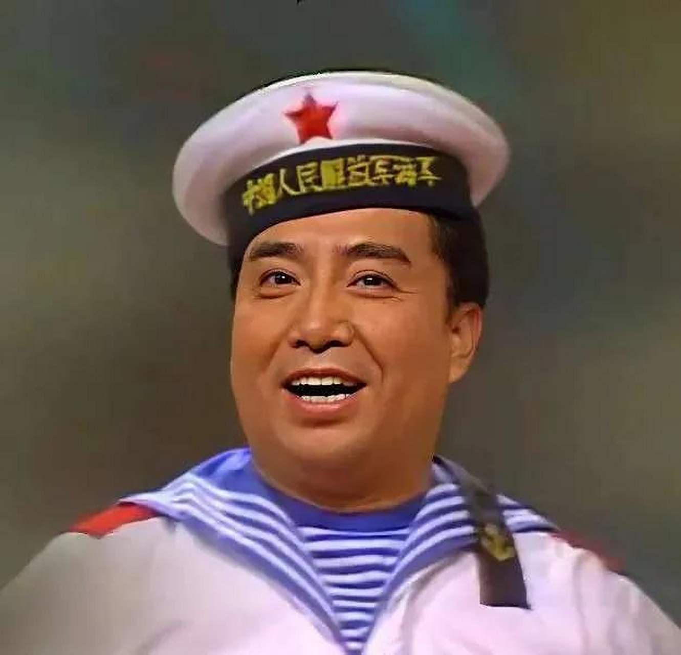 李双江老师年轻时,身着海军服,挥舞着青春的旗帜,在舞台上表演着深情