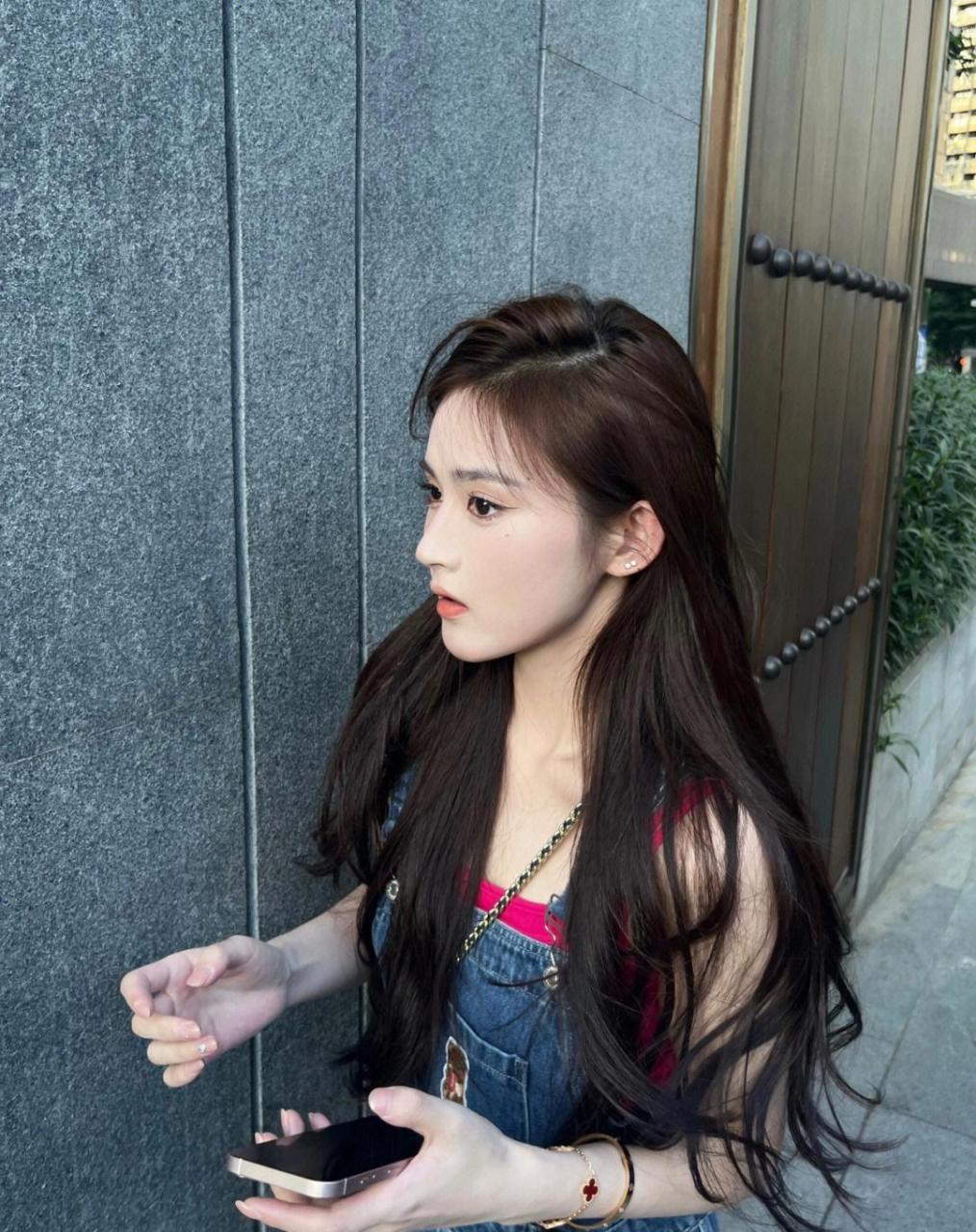 扎头发好看还是披头发好看