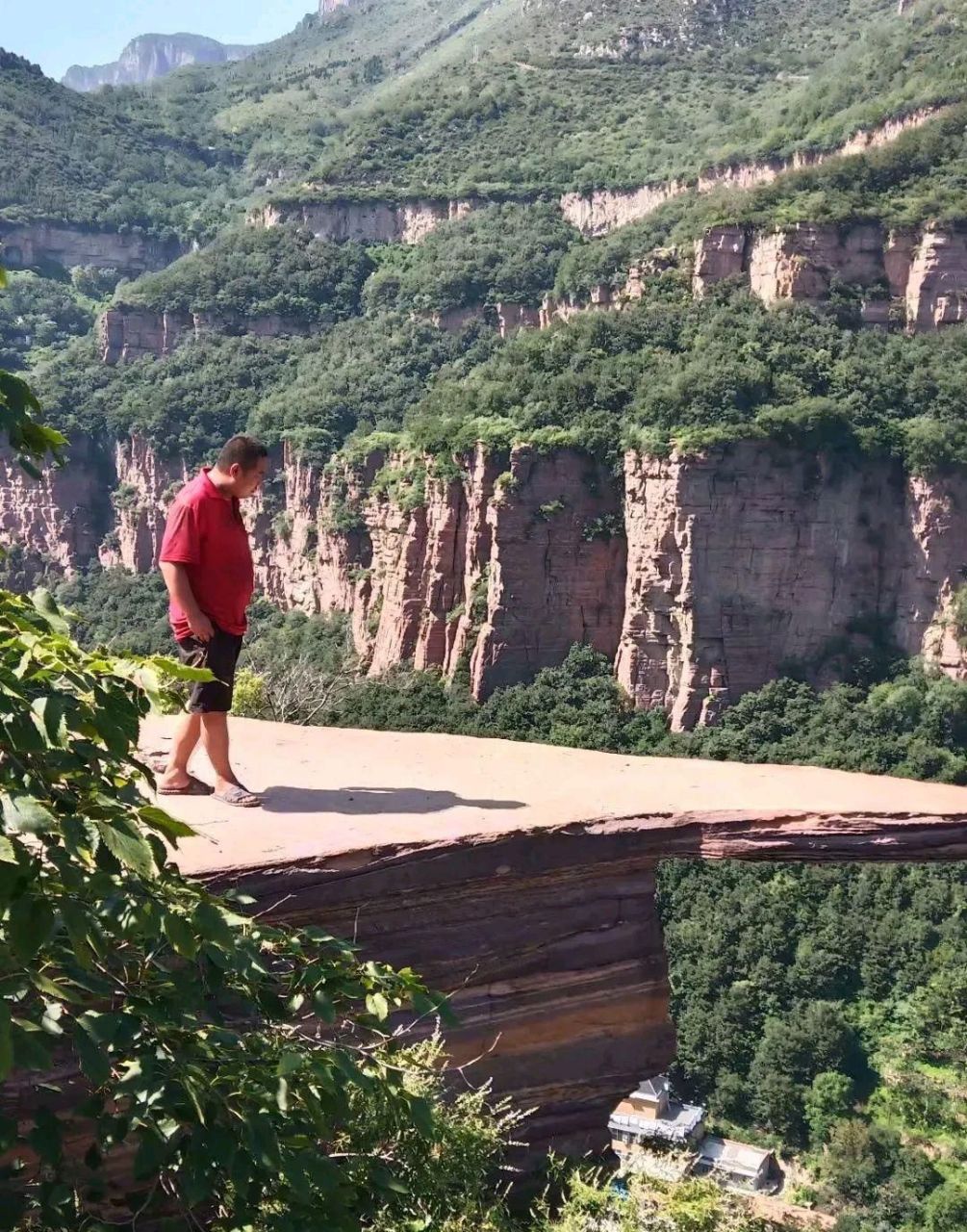 林州大山里有块奇石,网友起名"试胆石",二十公分厚