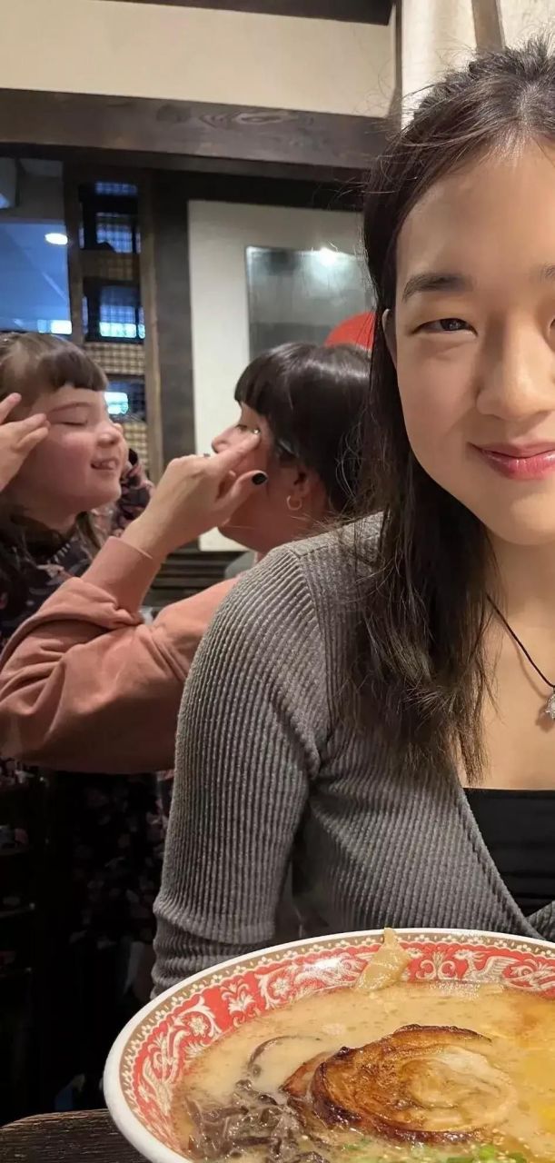 在欧美国家文化里面,眯眯眼是被视为对亚洲人的种族歧视