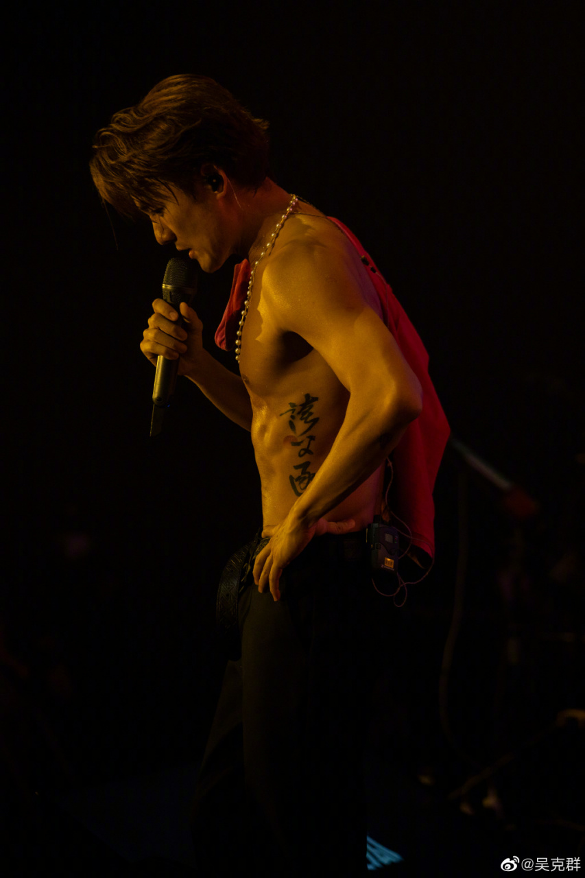 吴克群这身材也太好了吧?你能想象这是43岁男人的肉体?