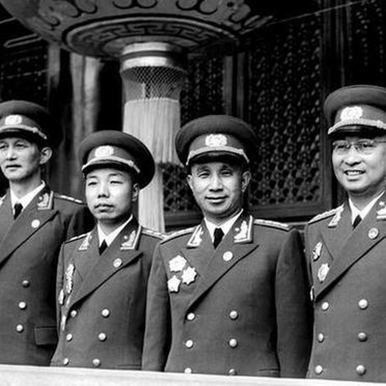 看粟裕将军的照片,身材不高,甚至有些瘦小,而且温文尔雅,所以很多人