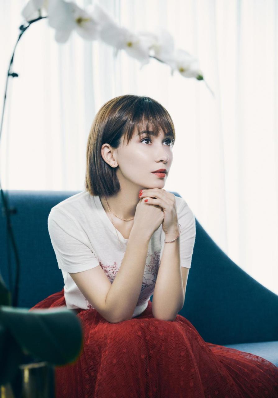 卢靖姗七夕热烈红裙大片 清爽白t搭配复古红色半身纱裙,慵懒的依靠在