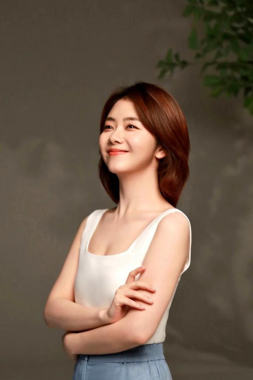 谭松韵美图中的日常穿搭,展现了她的清新唯美风.