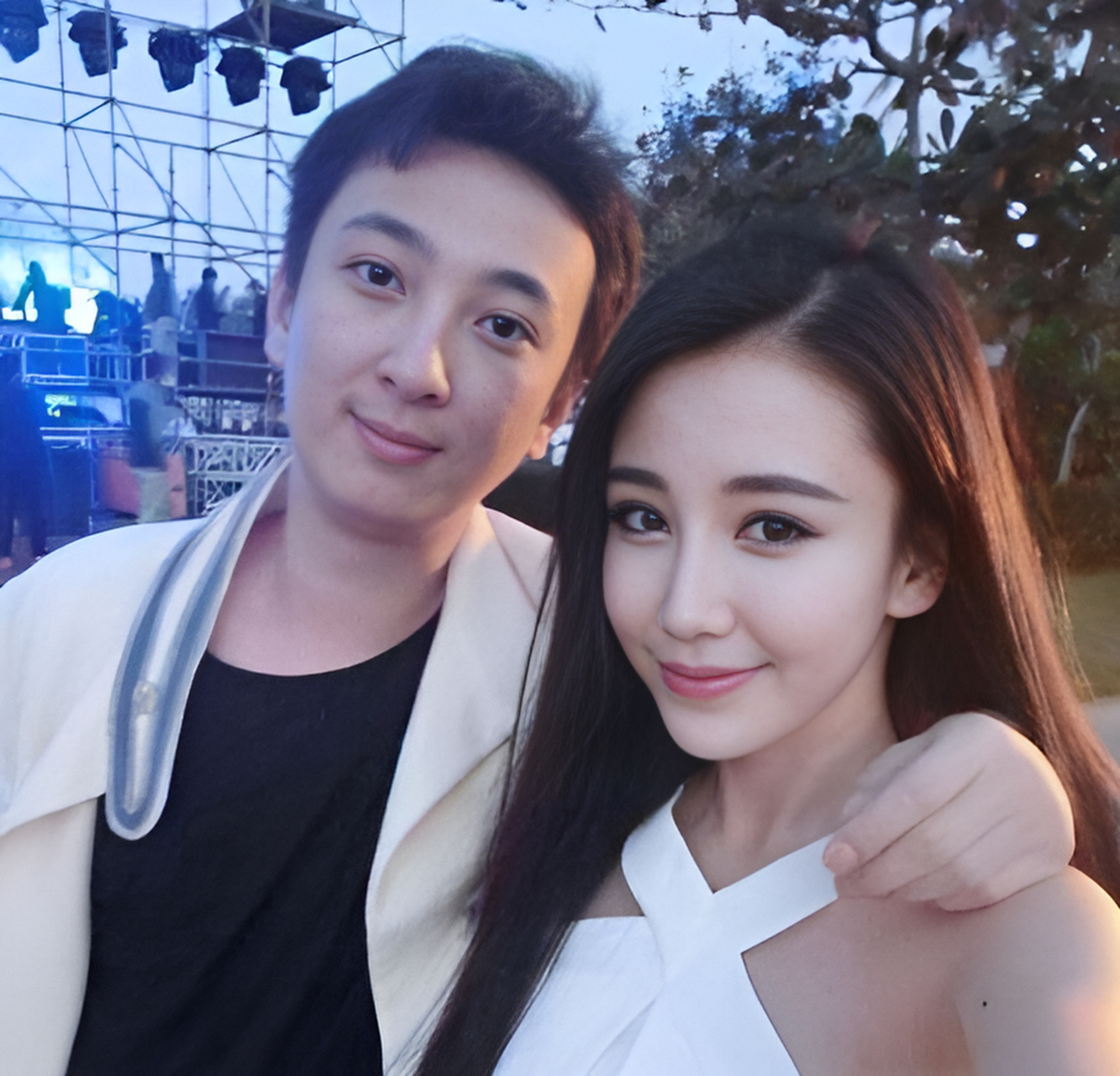 " 王思聪说完,主持人脸上挂满难看的笑容,为了缓解尴尬,王思聪说:我