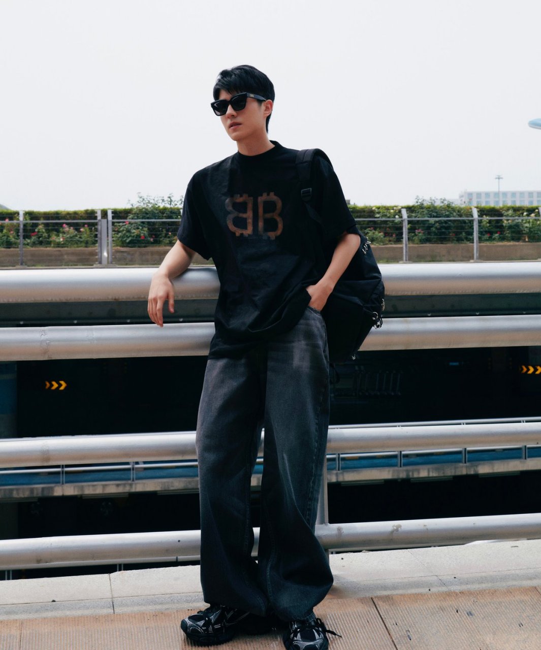 刘昊然turbo 今日现身机场,一身巴黎世家全黑色搭配,帅气与酷感并存