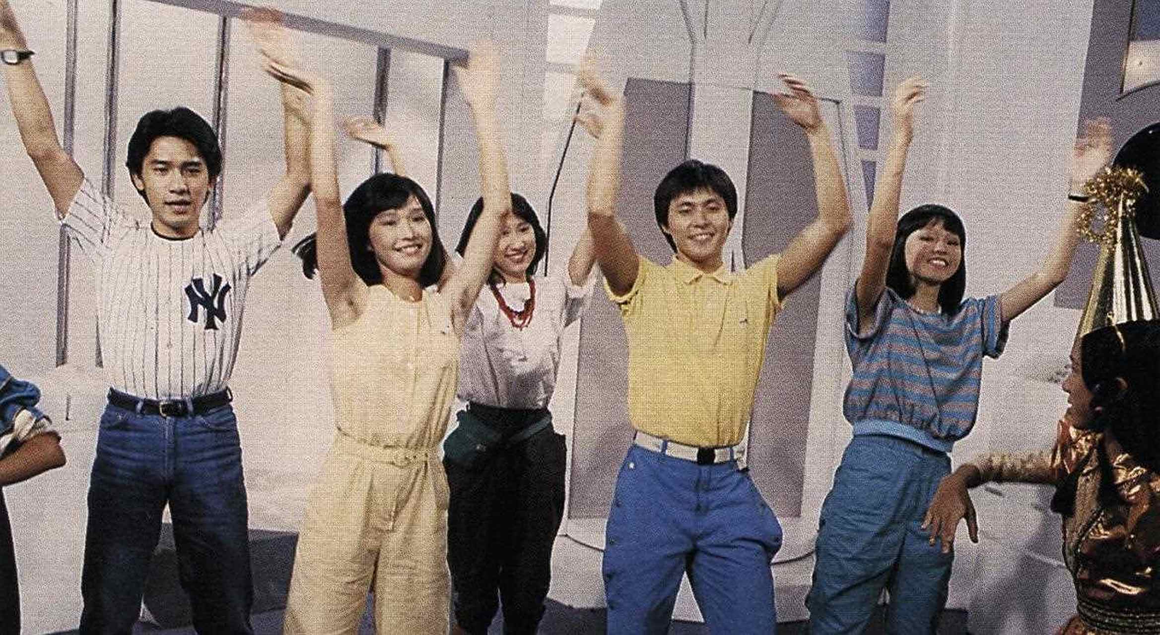 64岁的"慕容复"张国强,是《430穿梭机》第一代节目主持人,梁朝伟和