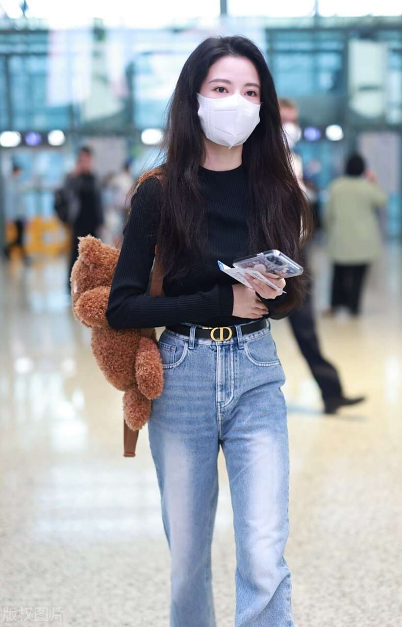 孙珍妮机场街拍,黑色上衣搭配牛仔裤,玩偶背包可爱迷人!