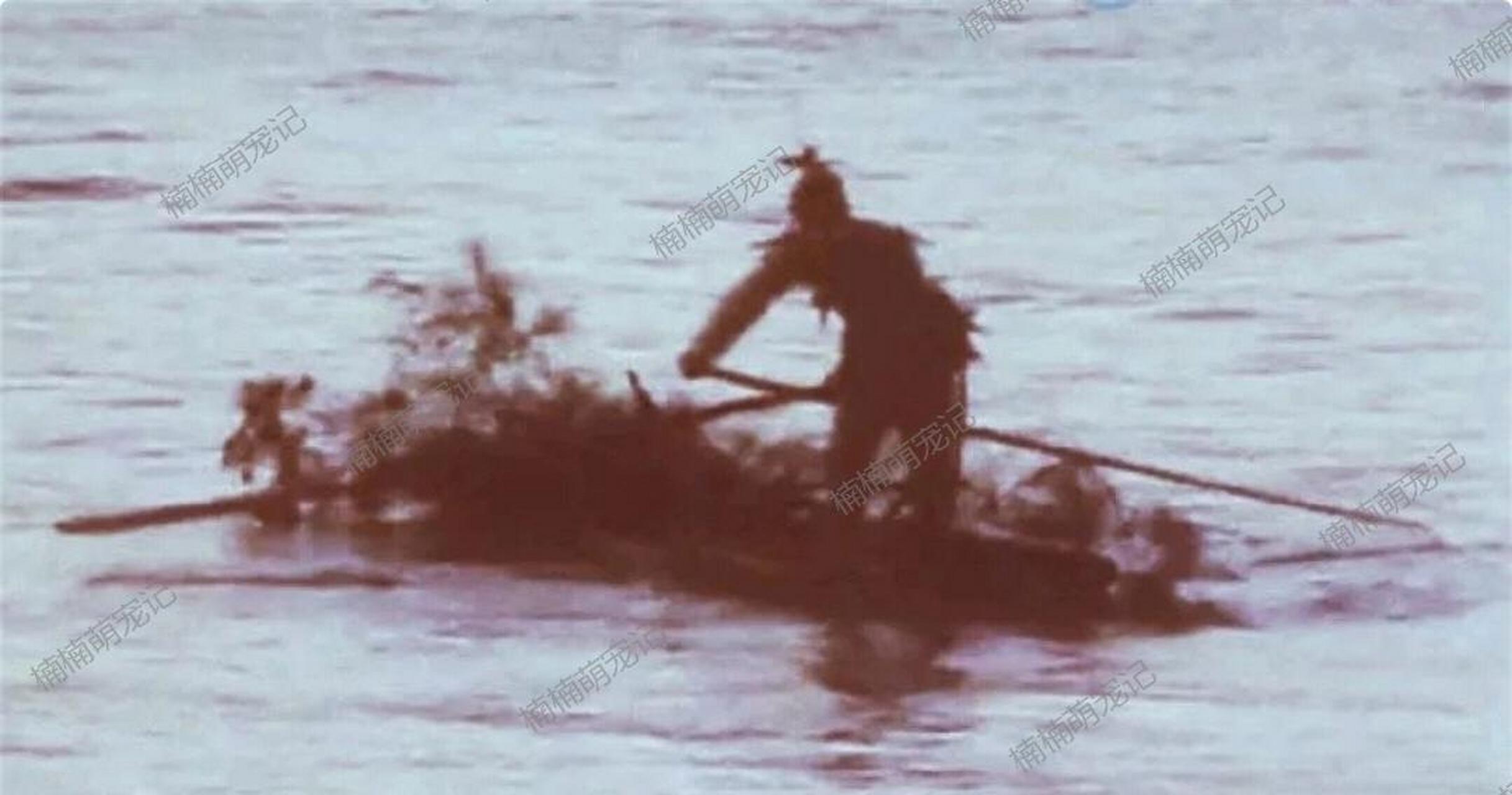 我主人带着狗子划船过江,这一幕让我想起了悟空学艺时的壮举![哈哈]