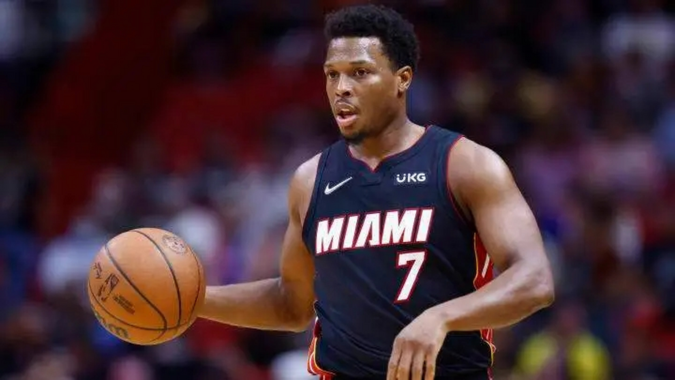 热火正在考虑裁掉后卫凯尔-洛瑞,并使用延期条款支付他的工资.