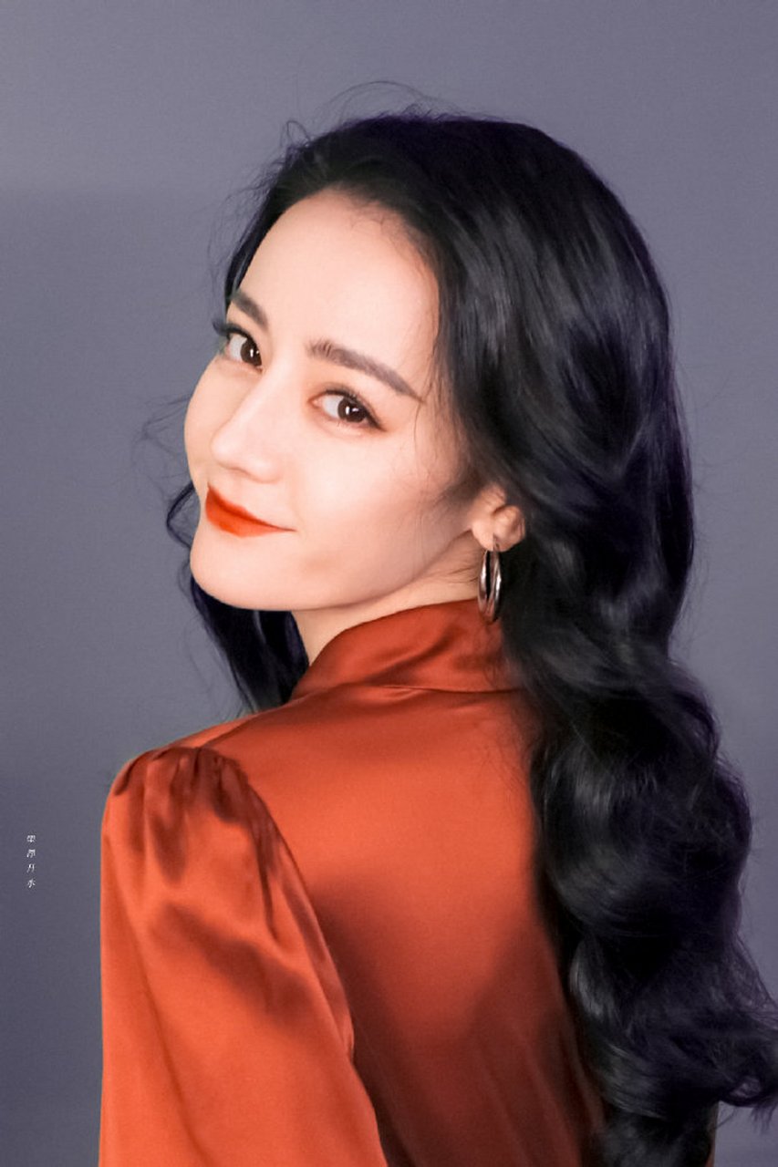 迪丽热巴最惊艳的一组红衣美照,腰围比头围还要细.