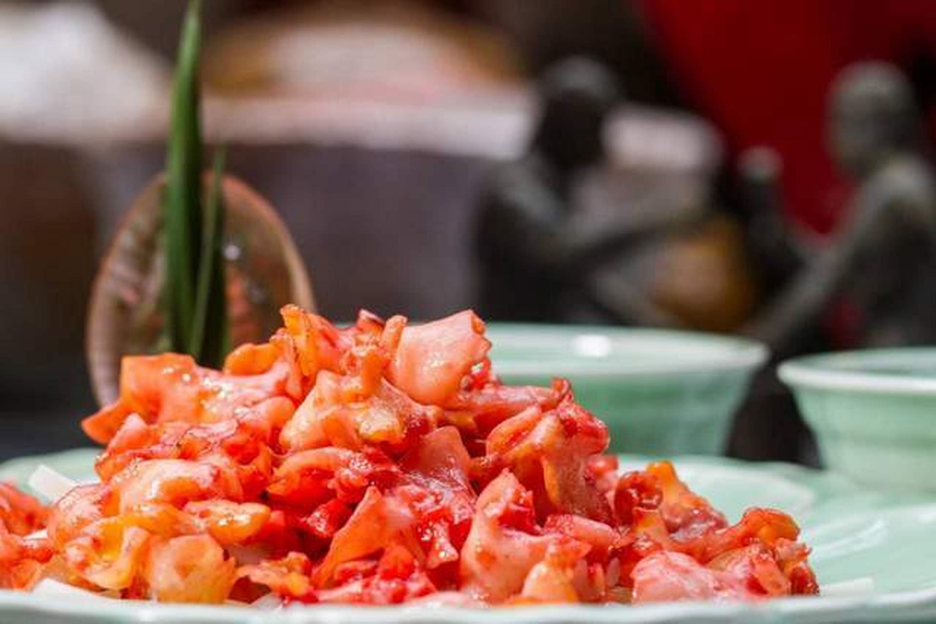 淡糟香螺片,煮熟的螺片色泽雪白,在上面淋上鲜红色的糟汁,看起来像