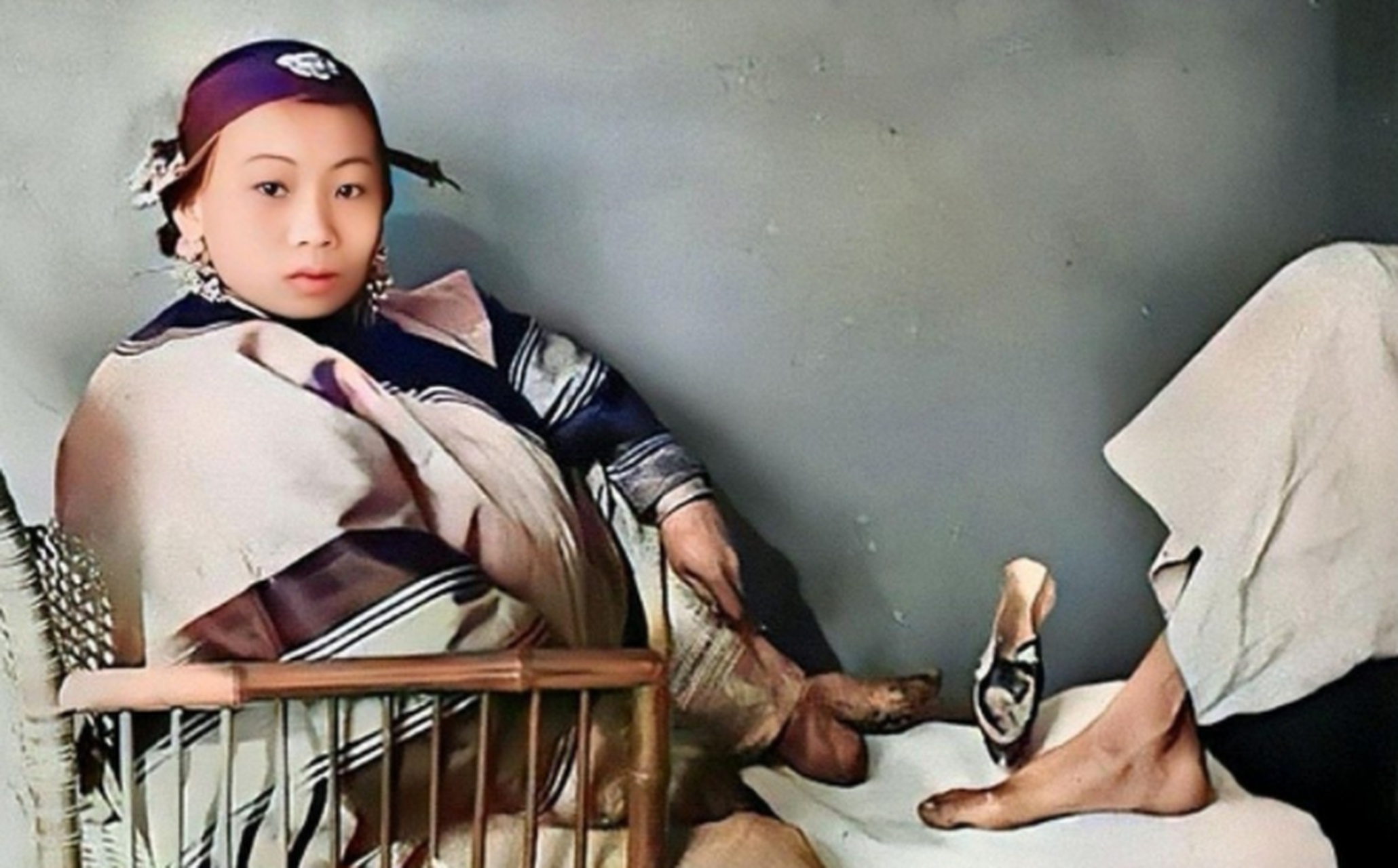 这是标准的三寸金莲,与没有缠足的正常脚相比,长度只有其一半大小,这