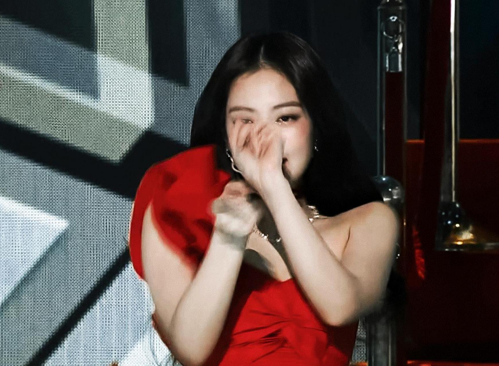 gif创作人 jennie红玫瑰造型太美了吧!真的有被惊艳到!