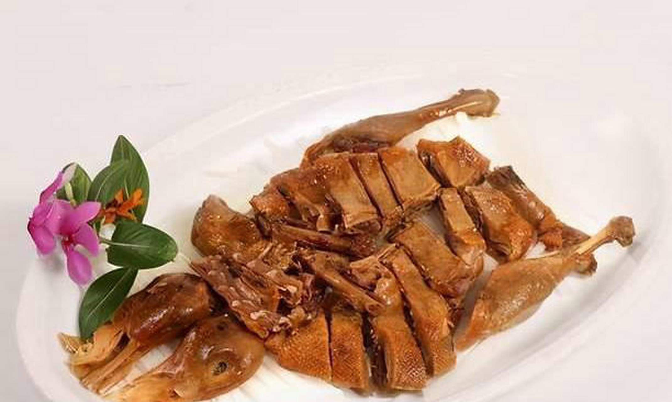 遂川板鸭外观美观大方,呈扁平桃圆型,伤口齐整,皮张详细,表皮光滑没毛