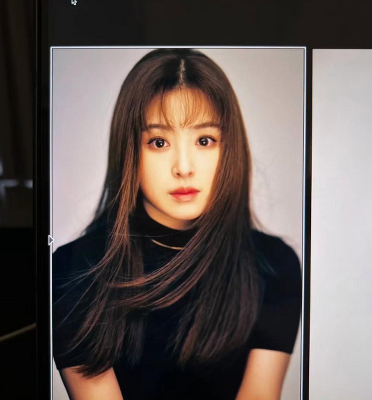 张含韵的工作照曝光,剪了空气刘海,眼睛还那么有神采.