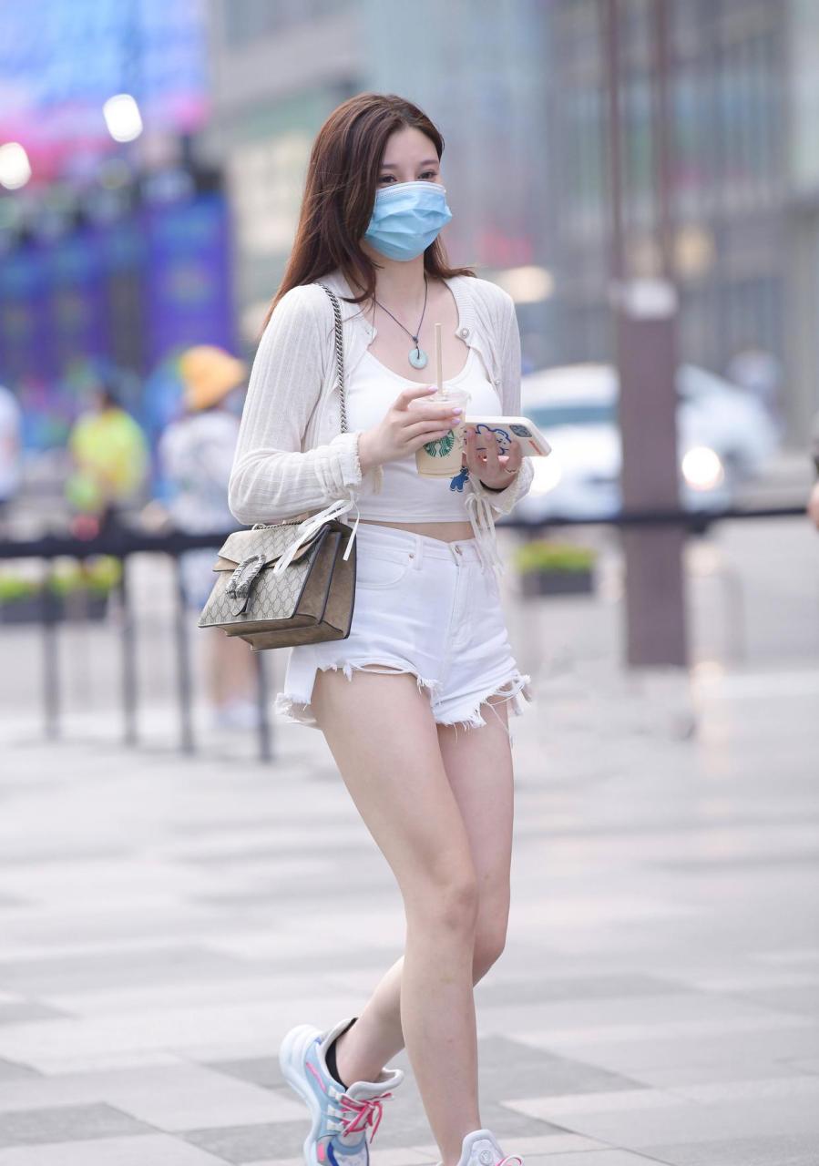 街拍热裤美女气质真好