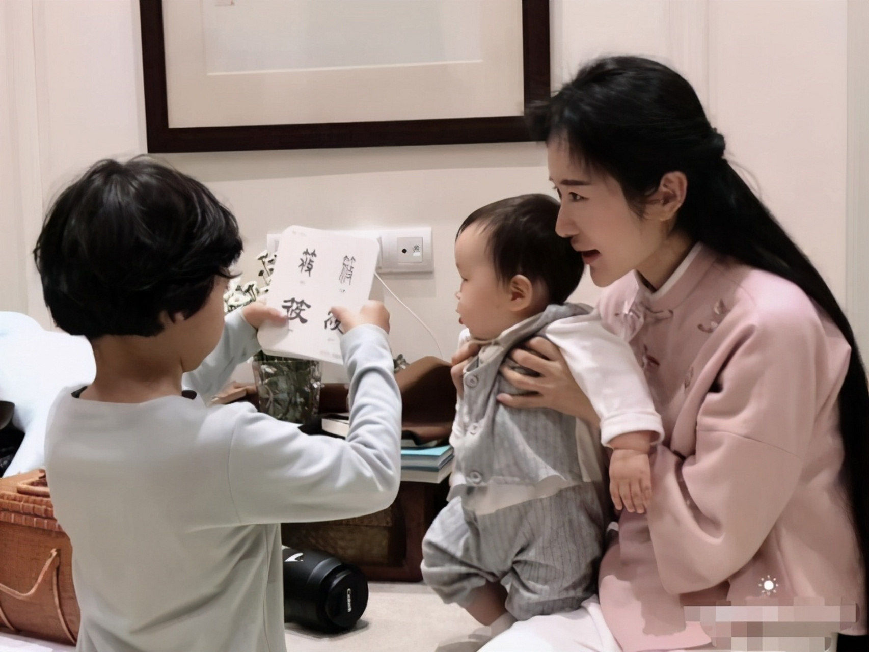 2016年,张纪中小15岁的娇妻樊馨蔓被爆出与干儿子肖齐半夜幽会,孤男寡