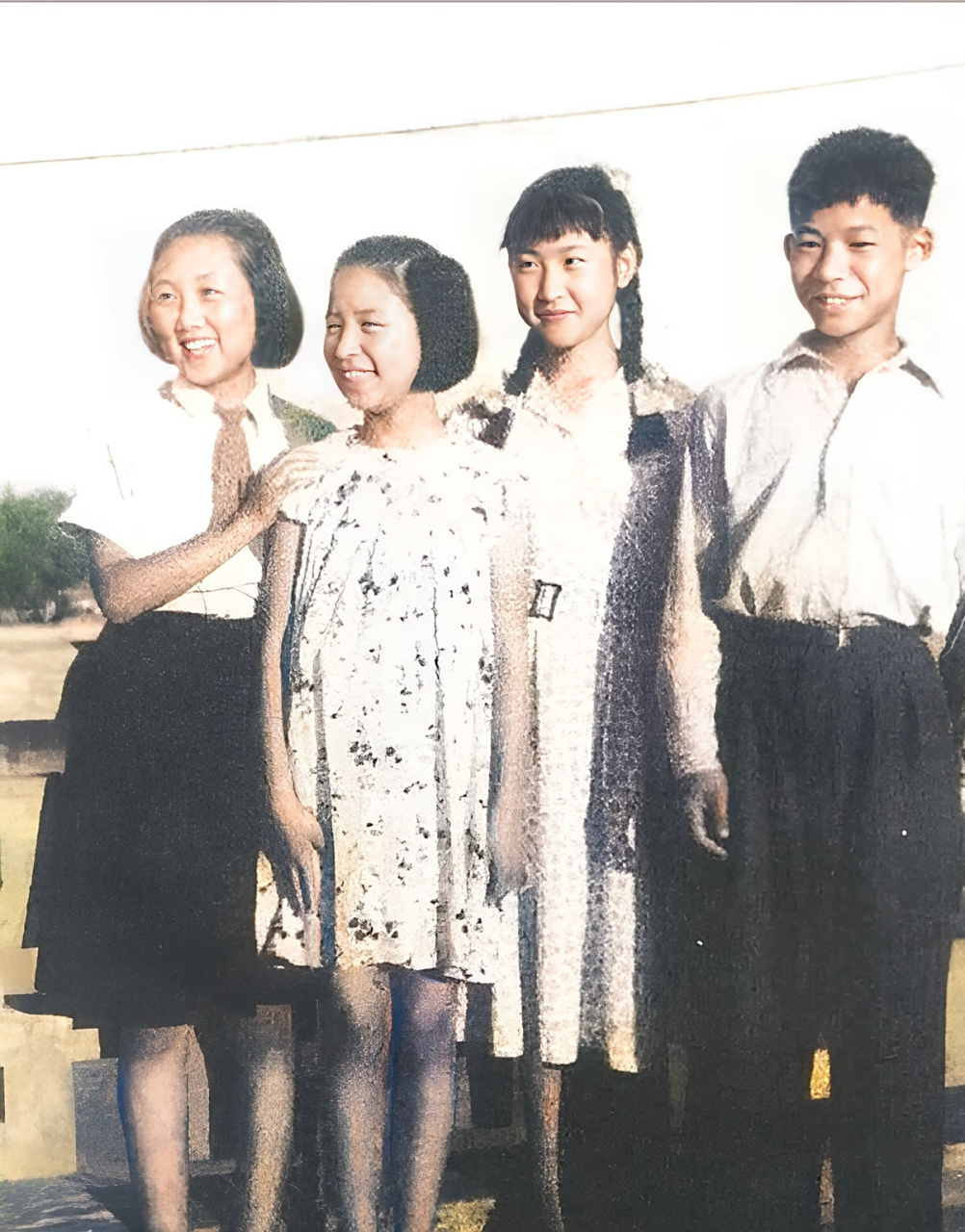 李娜旧照:与周炳德,李敏,陈晓达合影! 这张照片拍摄于七十年前!