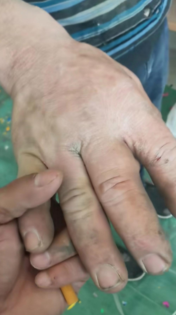 师傅干活的这手真粗大!