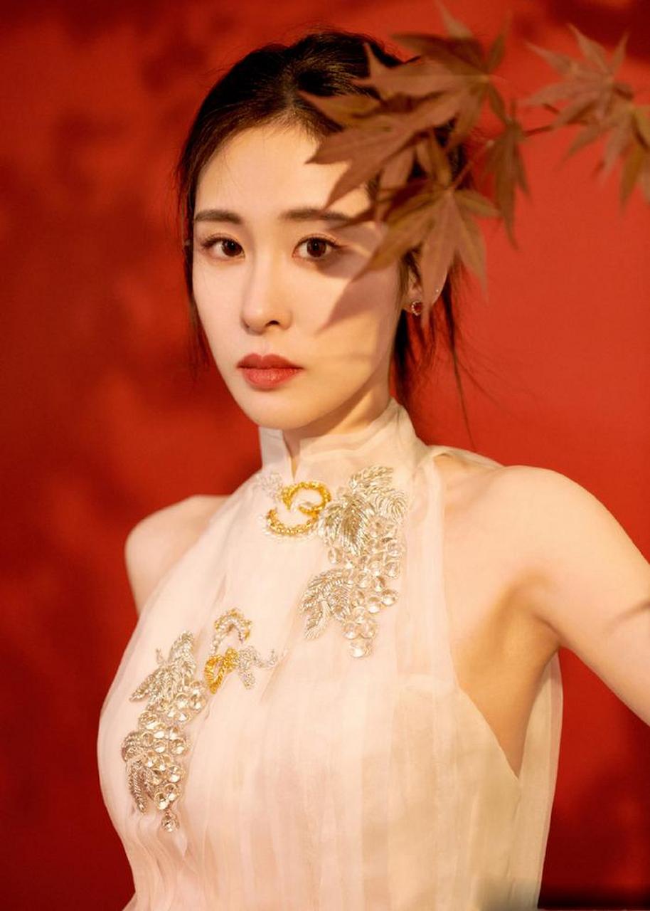 张碧晨身穿三寸盛京ss23昆仑听雪系列,拍摄浪漫朱红东方美感穿搭大片