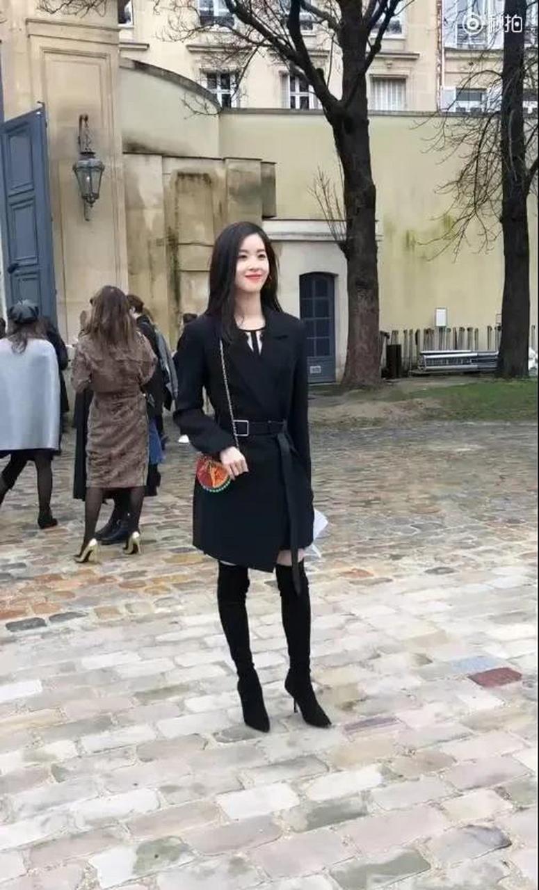 章泽天早前一组国外街拍照片!