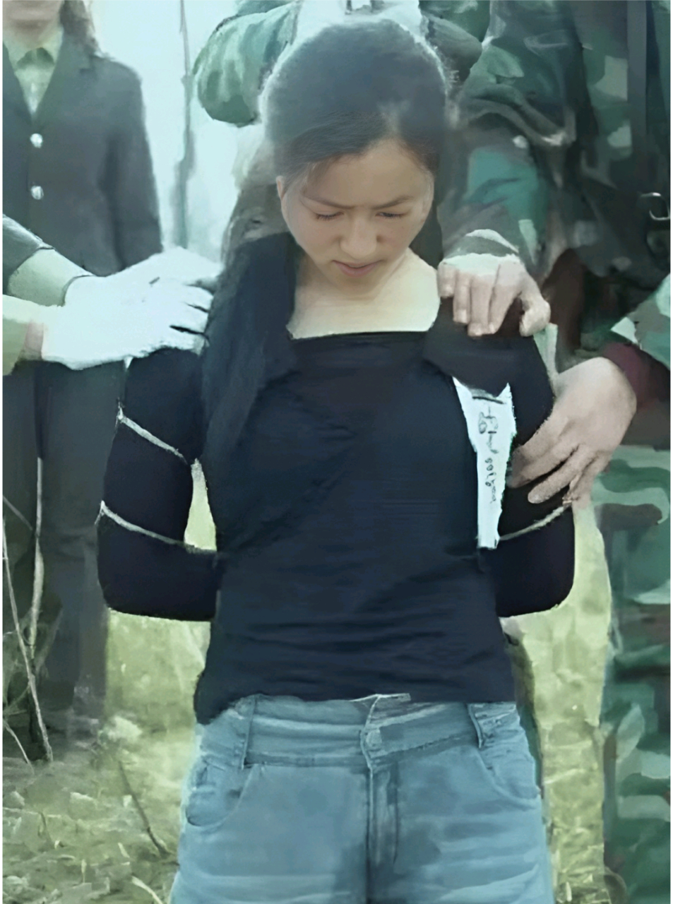 1994年,董晓晴正被押赴刑场,即将被执行死刑,这个年轻漂亮的姑娘,人生