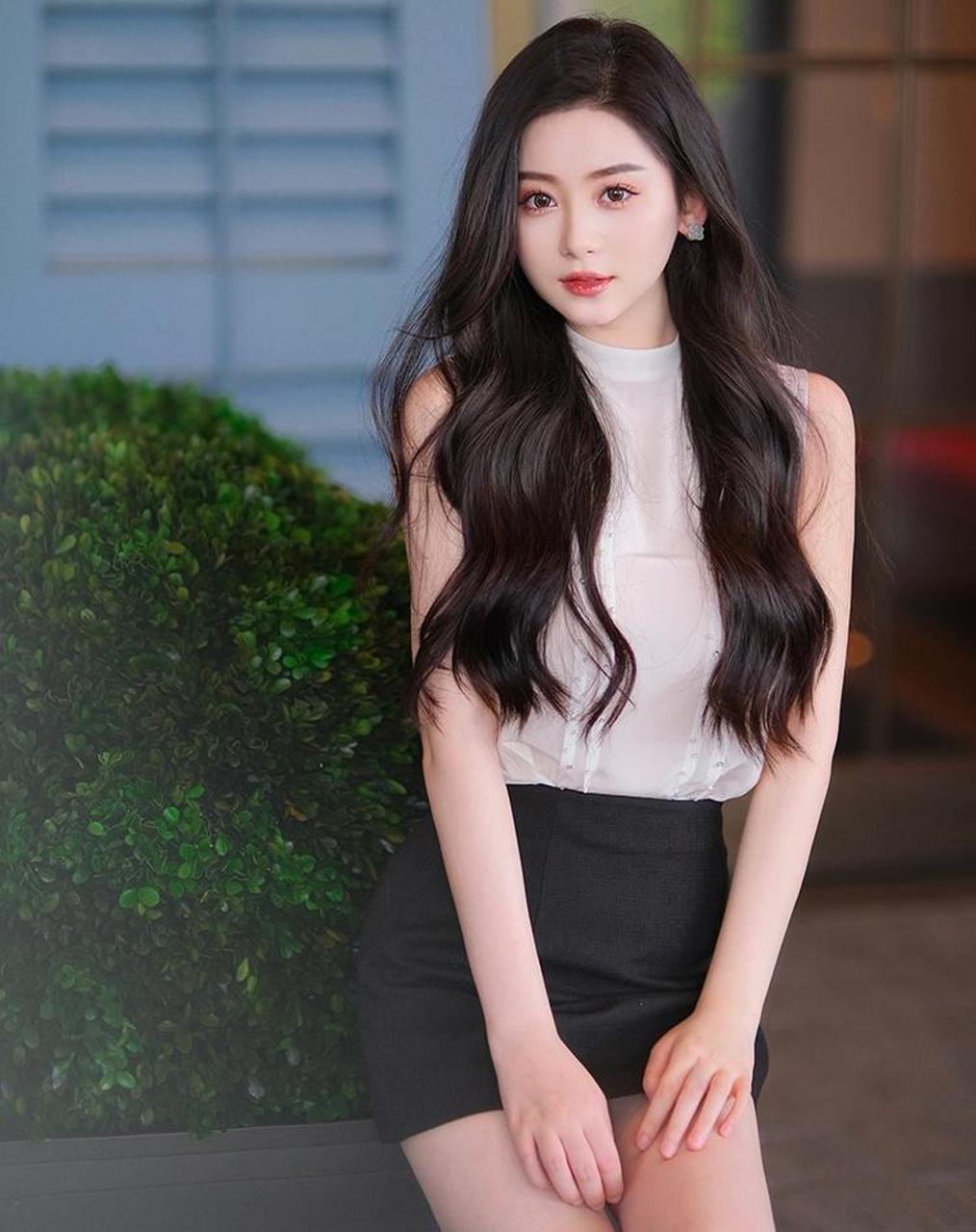 百搭款迷你小包裙温柔气质风美女