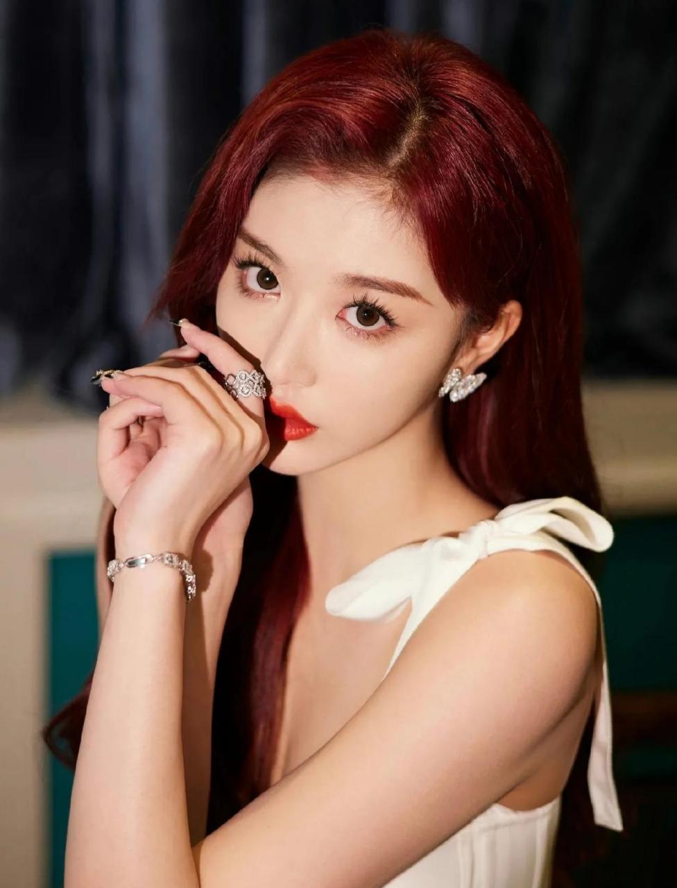 孔雪儿,棕色卷发及腰展现纯粹与魅惑,眼神坚定深沉气场全开.