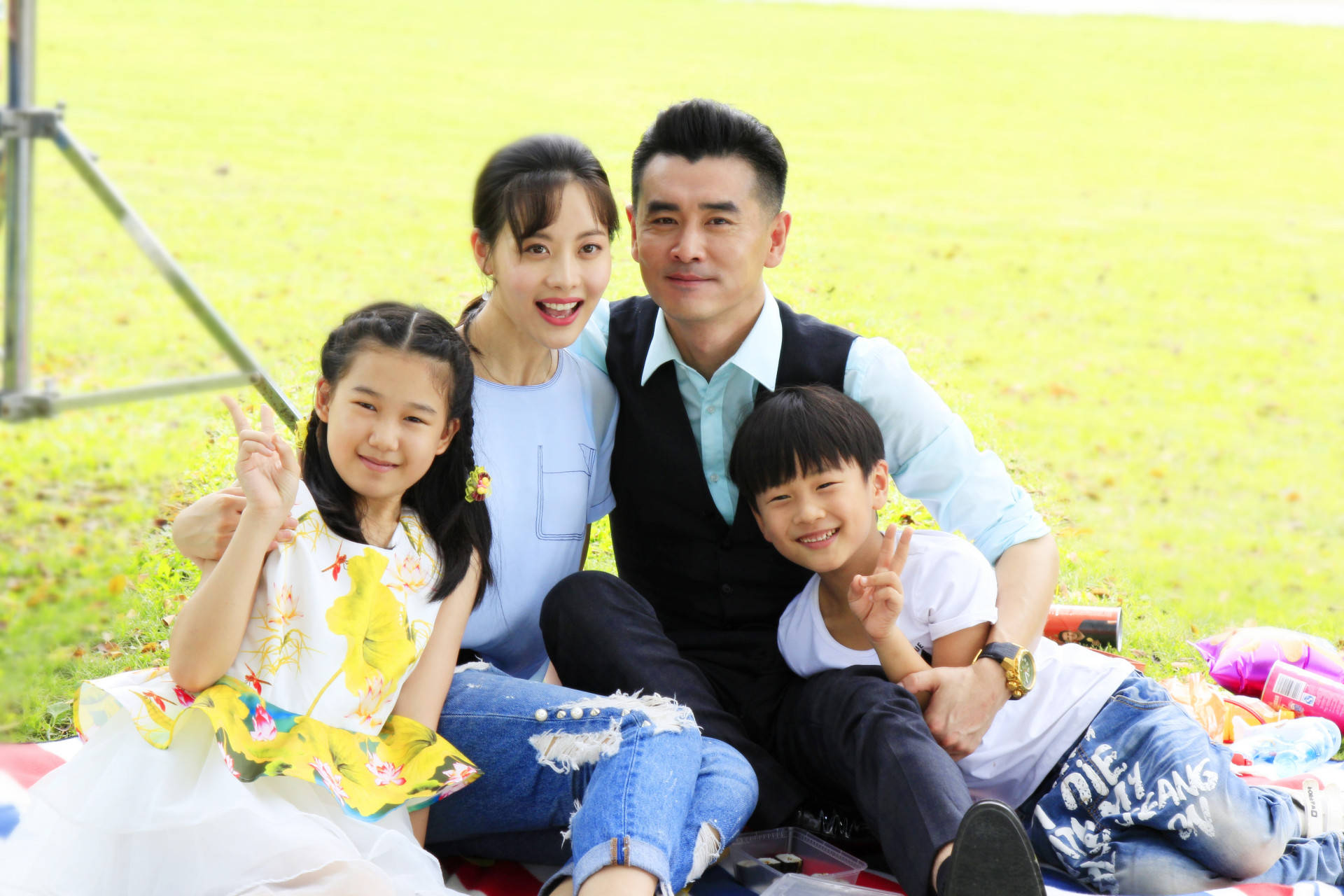 郑军执导,原雨和荣蓉等人共同主演的都市情感电视剧作《梅花儿香》