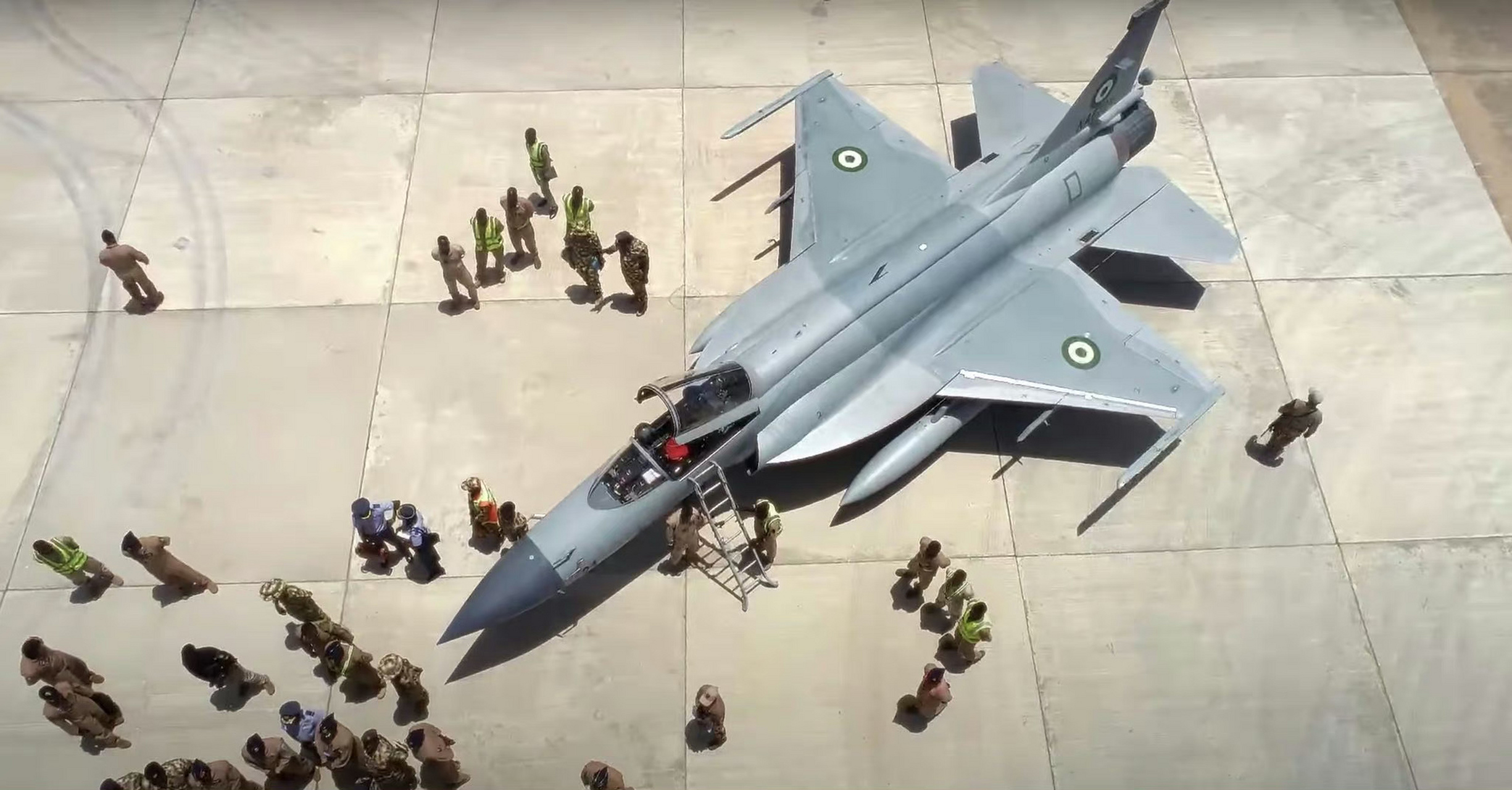 尼日利亚空军装备的枭龙战斗机,目前尼日利亚空军虽然只装备3架枭龙