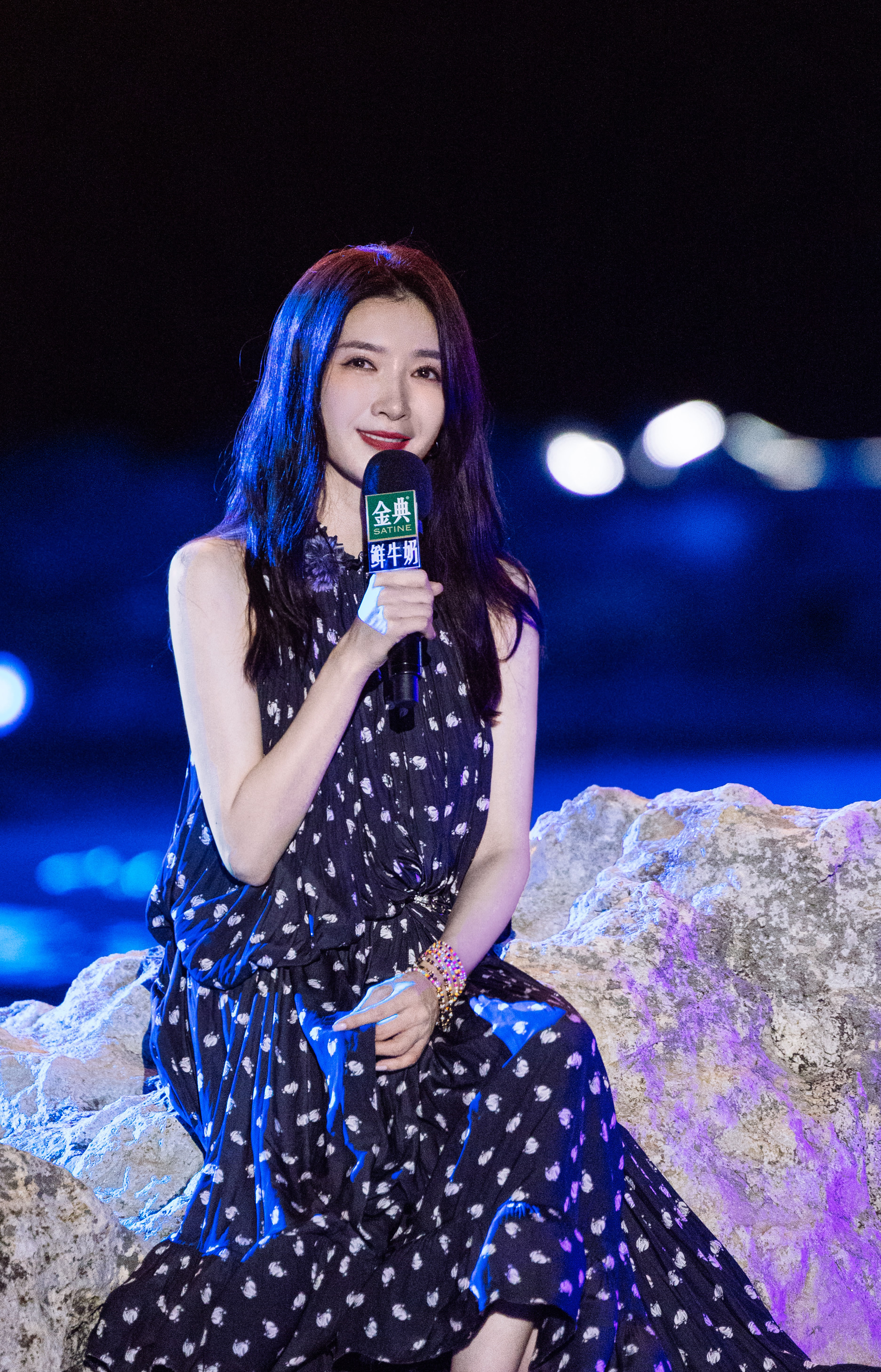 江疏影曝光一组美图她穿了一件黑色挂脖无袖的长款连衣裙搭配黑色的
