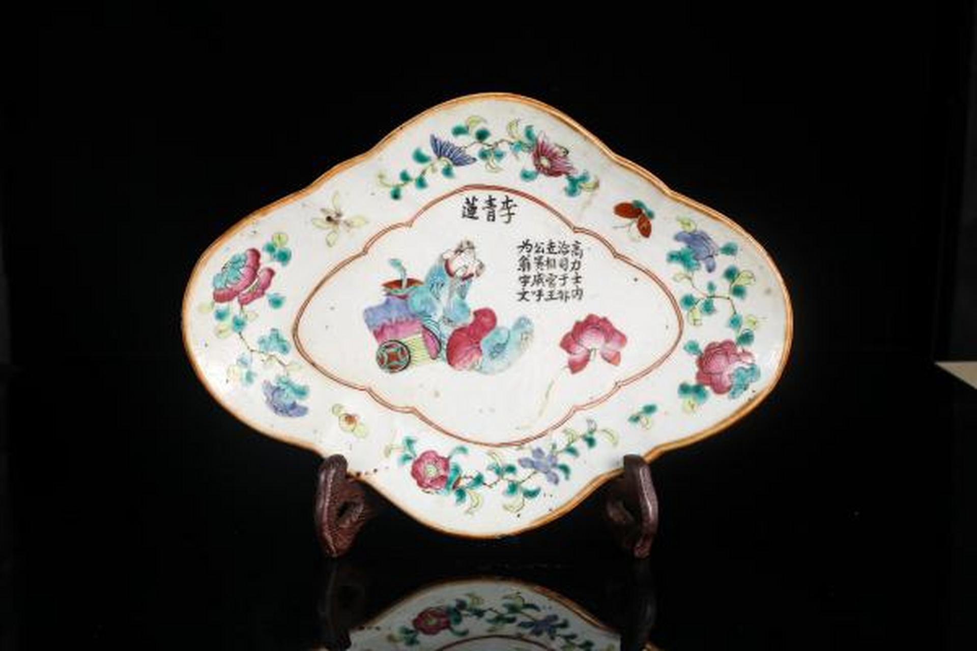 通体施白釉,釉面温润洁白,纹饰主题为李青莲李白人物纹,以粉彩工艺绘